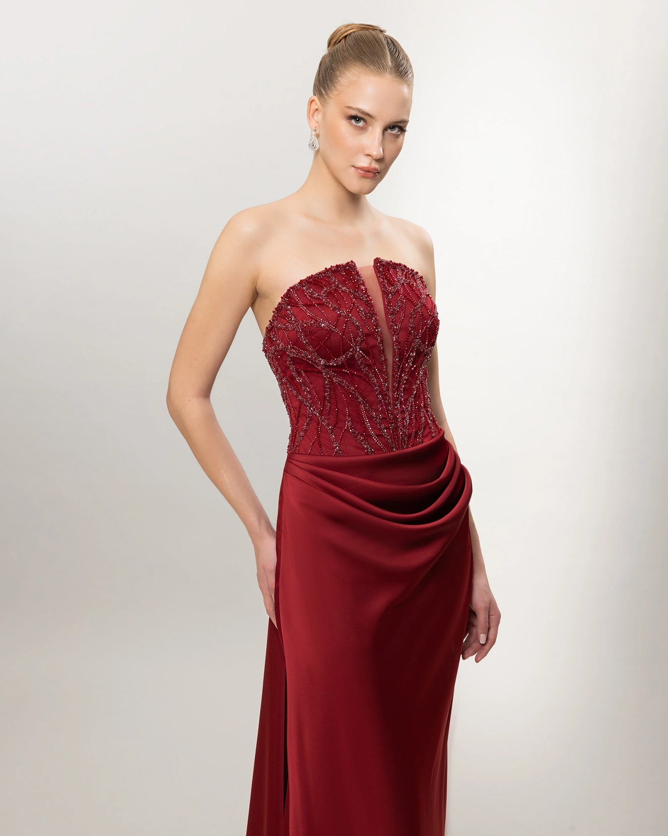 26021-Straplez Taş İşlemeli Drapeli Uzun Abiye Elbise