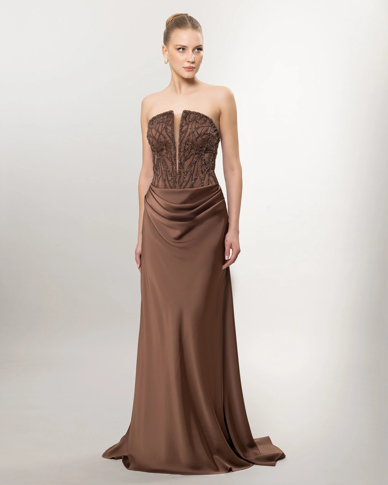 26021-Straplez Taş İşlemeli Drapeli Uzun Abiye Elbise