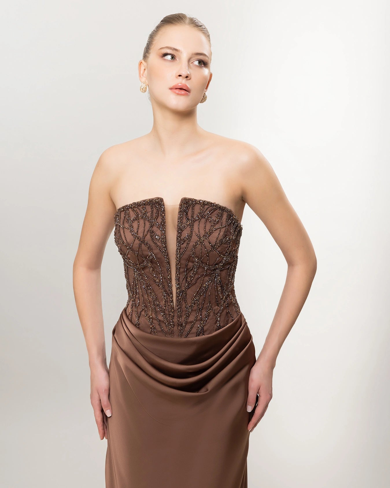 26021-Straplez Taş İşlemeli Drapeli Uzun Abiye Elbise