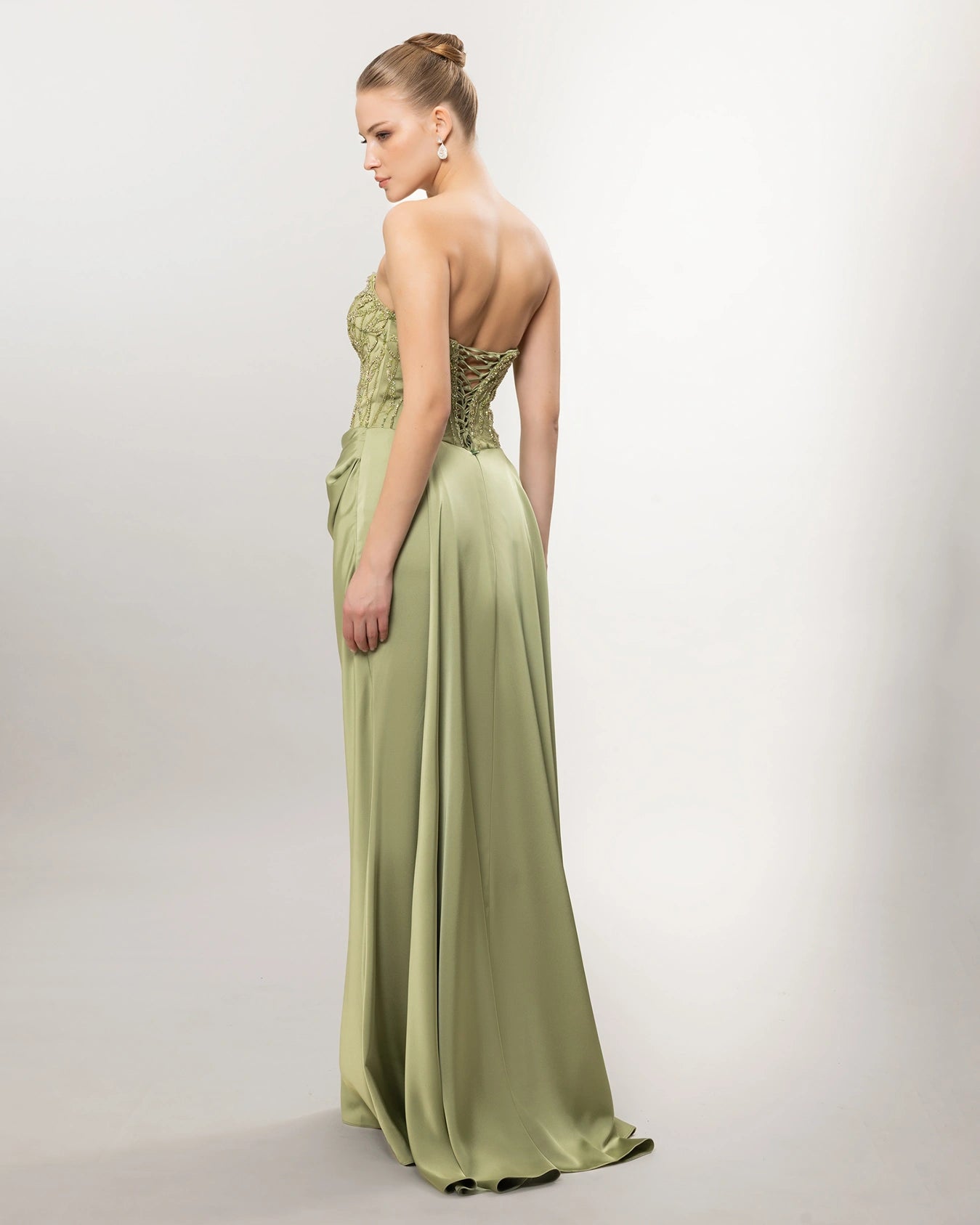 26021-Straplez Taş İşlemeli Drapeli Uzun Abiye Elbise