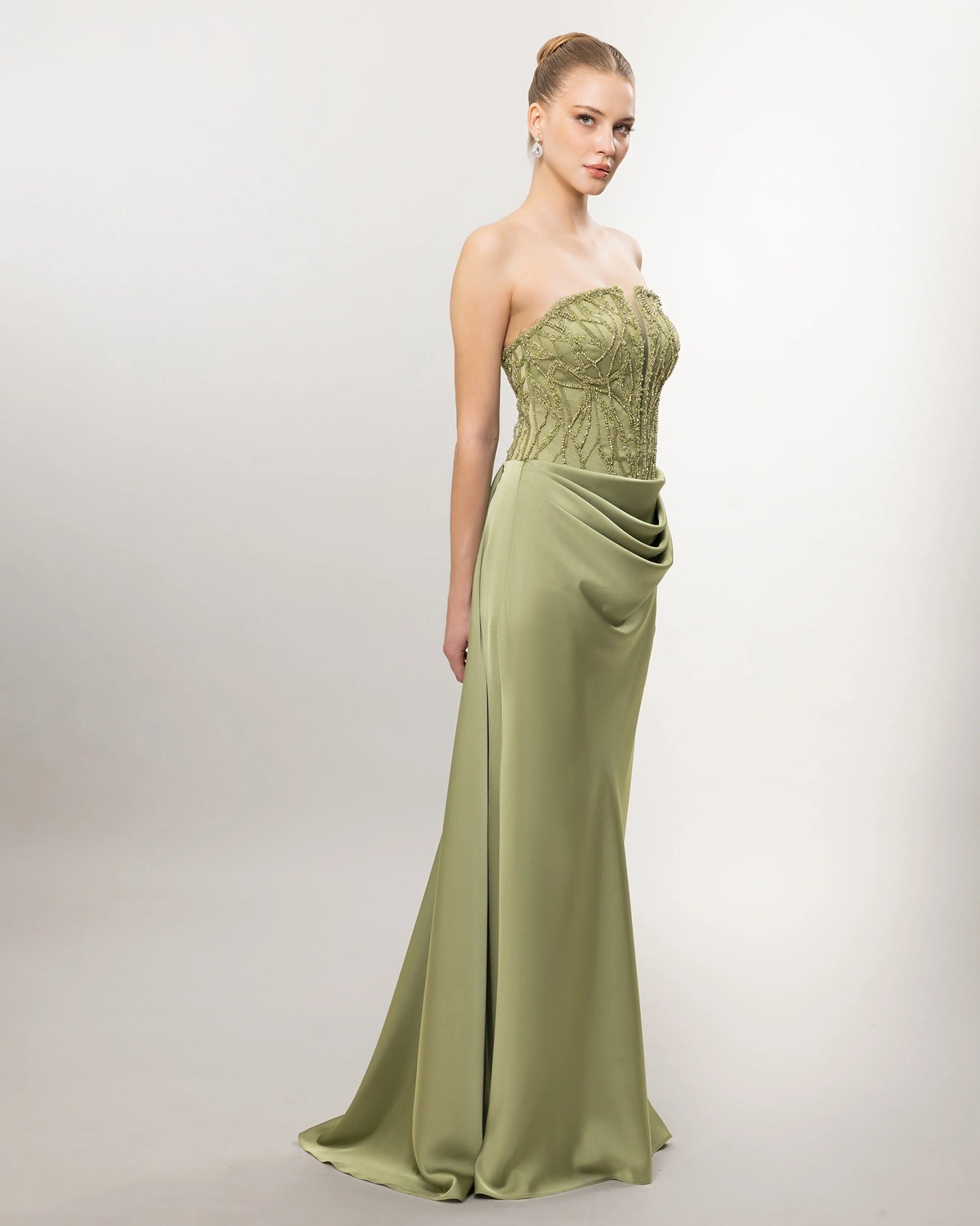 26021-Straplez Taş İşlemeli Drapeli Uzun Abiye Elbise