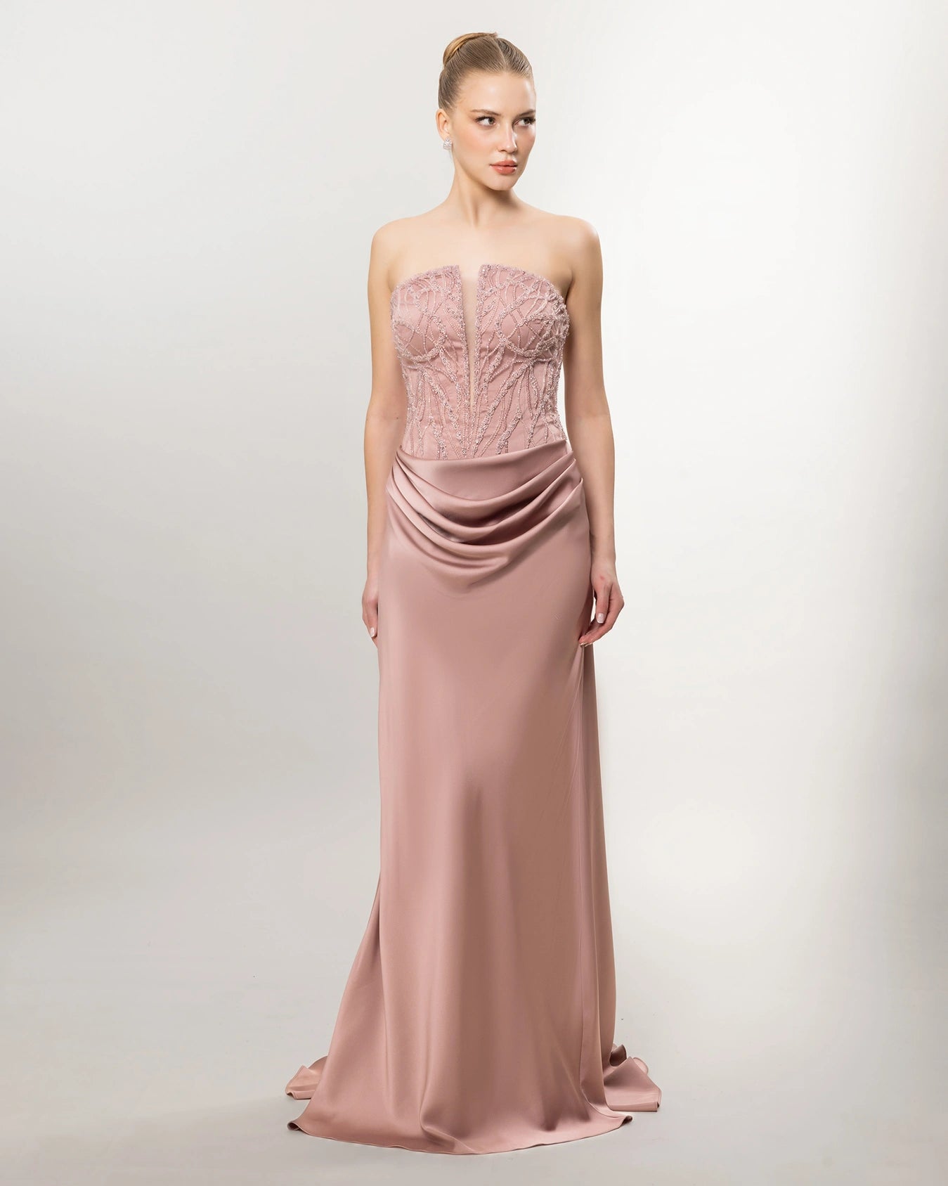 26021-Straplez Taş İşlemeli Drapeli Uzun Abiye Elbise