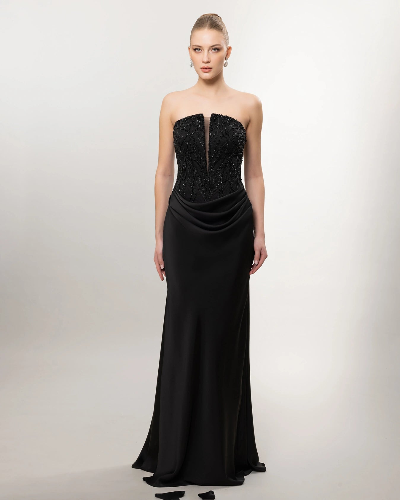 26021-Straplez Taş İşlemeli Drapeli Uzun Abiye Elbise