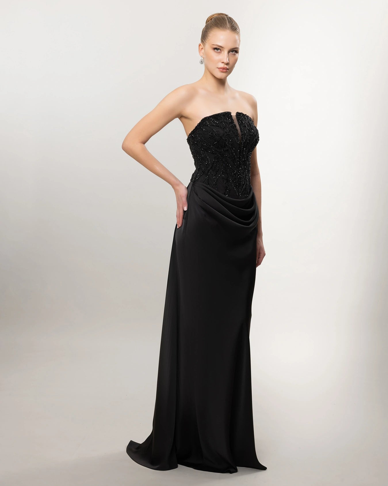 26021-Straplez Taş İşlemeli Drapeli Uzun Abiye Elbise