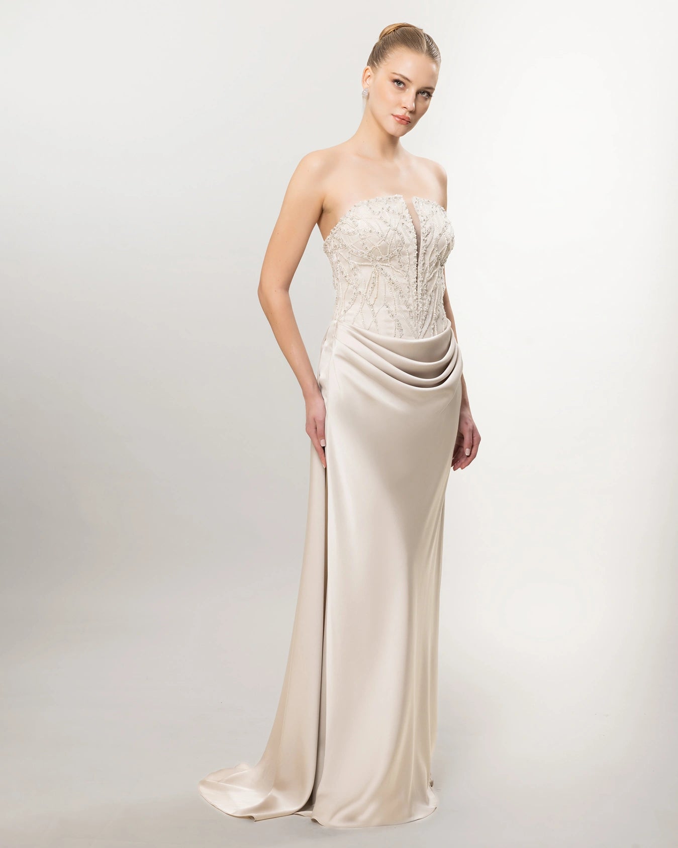 26021-Straplez Taş İşlemeli Drapeli Uzun Abiye Elbise