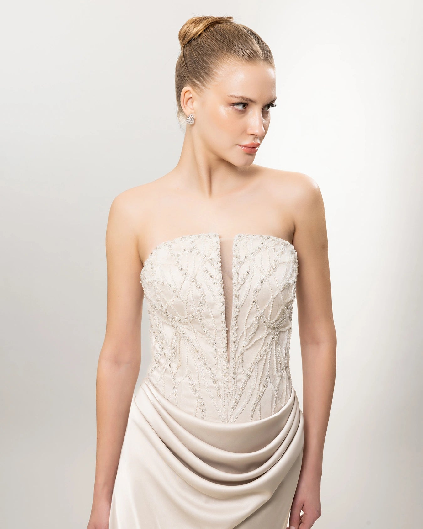 26021-Straplez Taş İşlemeli Drapeli Uzun Abiye Elbise