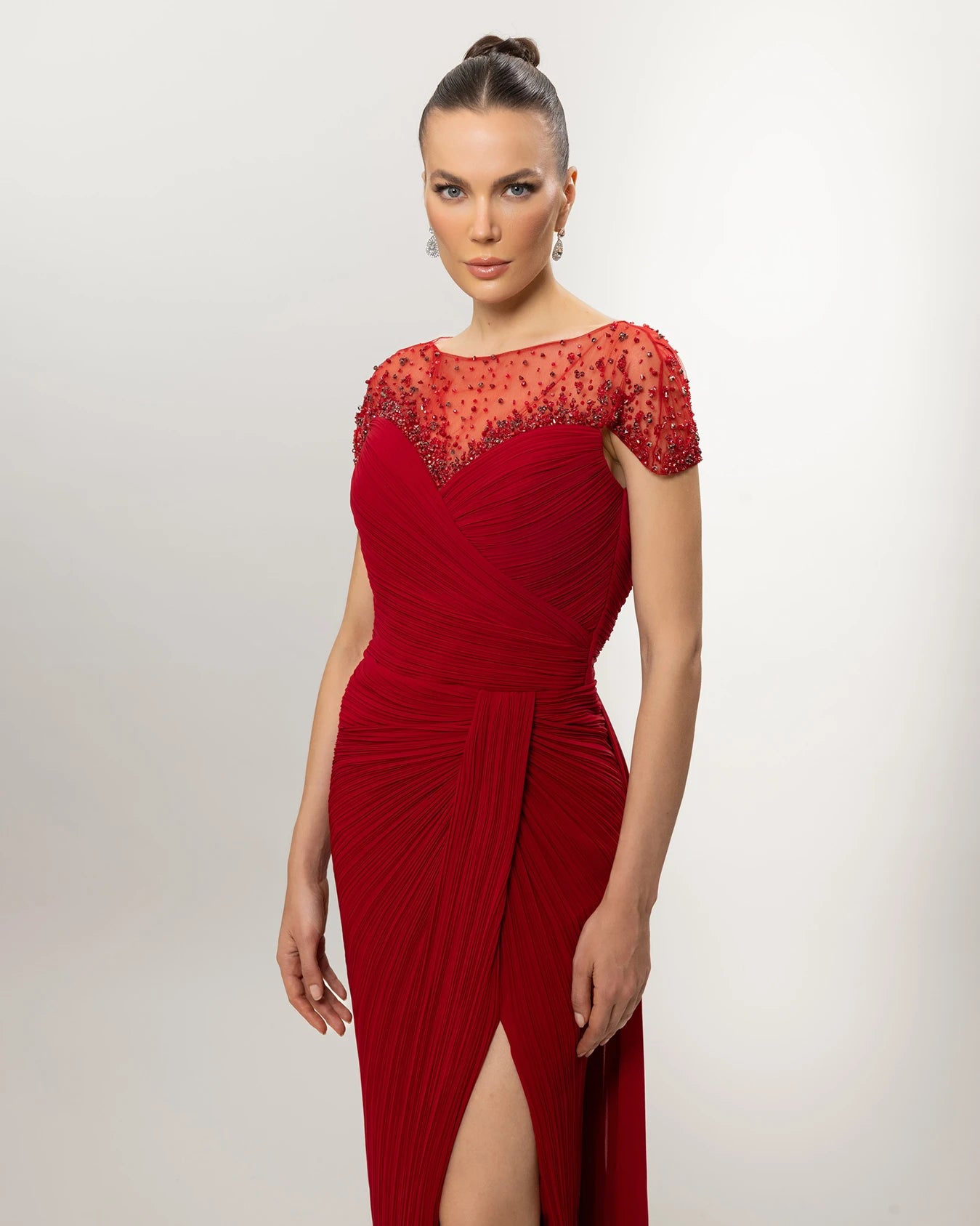 26039-Üstü  İşlemeli, Yırtmaçlı Uzun Abiye Elbise