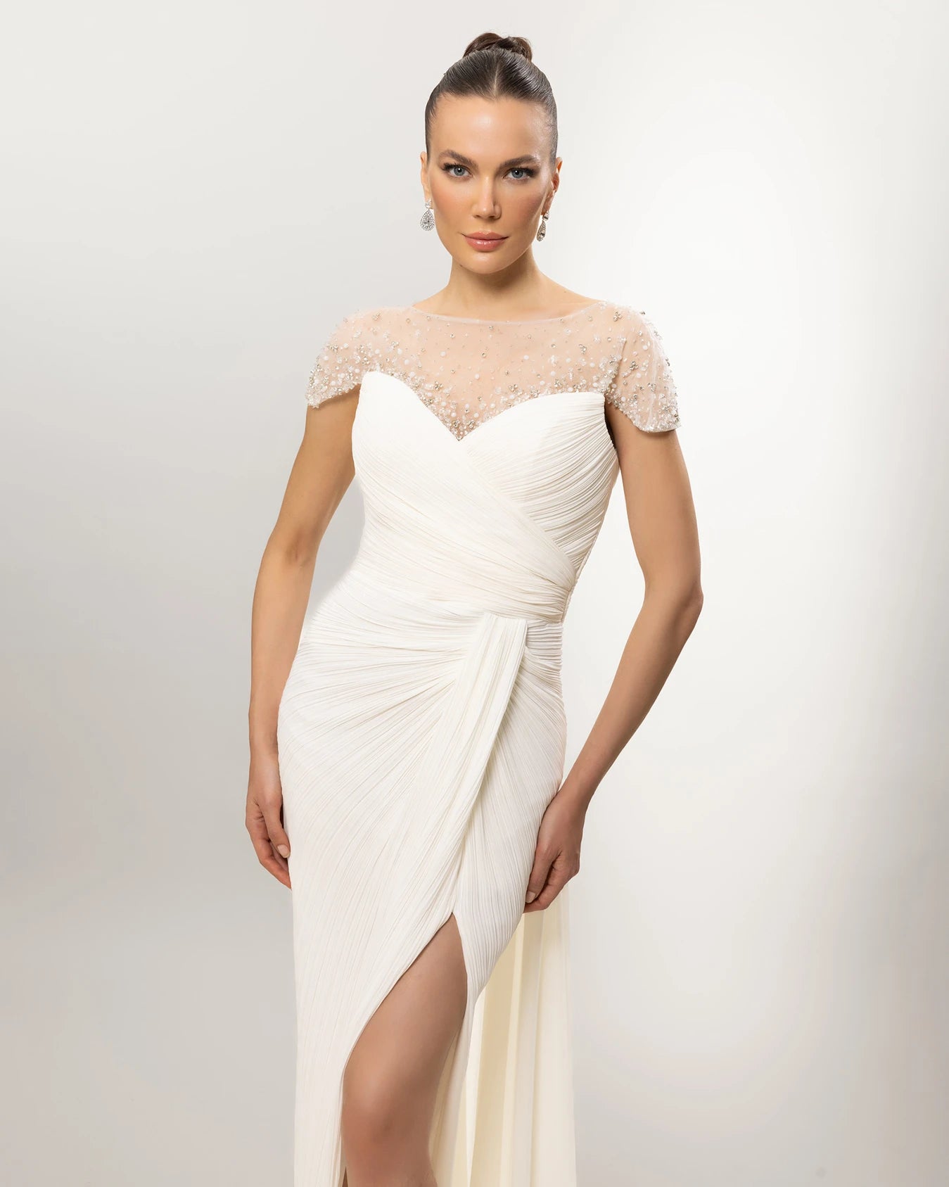 26039-Üstü  İşlemeli, Yırtmaçlı Uzun Abiye Elbise