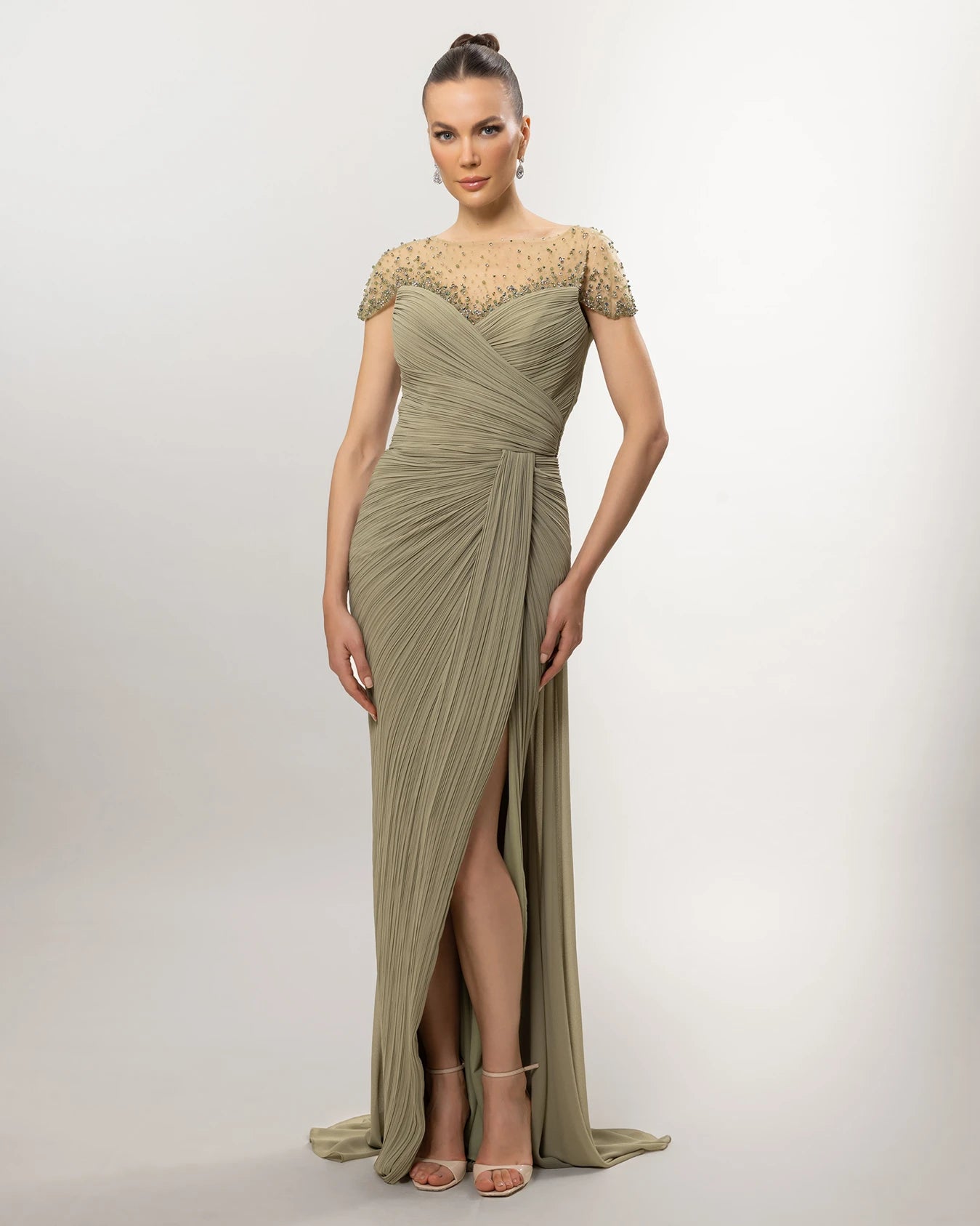 26039-Üstü  İşlemeli, Yırtmaçlı Uzun Abiye Elbise