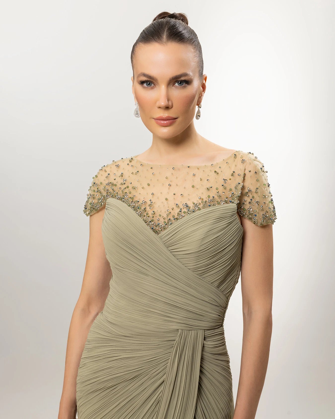 26039-Üstü  İşlemeli, Yırtmaçlı Uzun Abiye Elbise