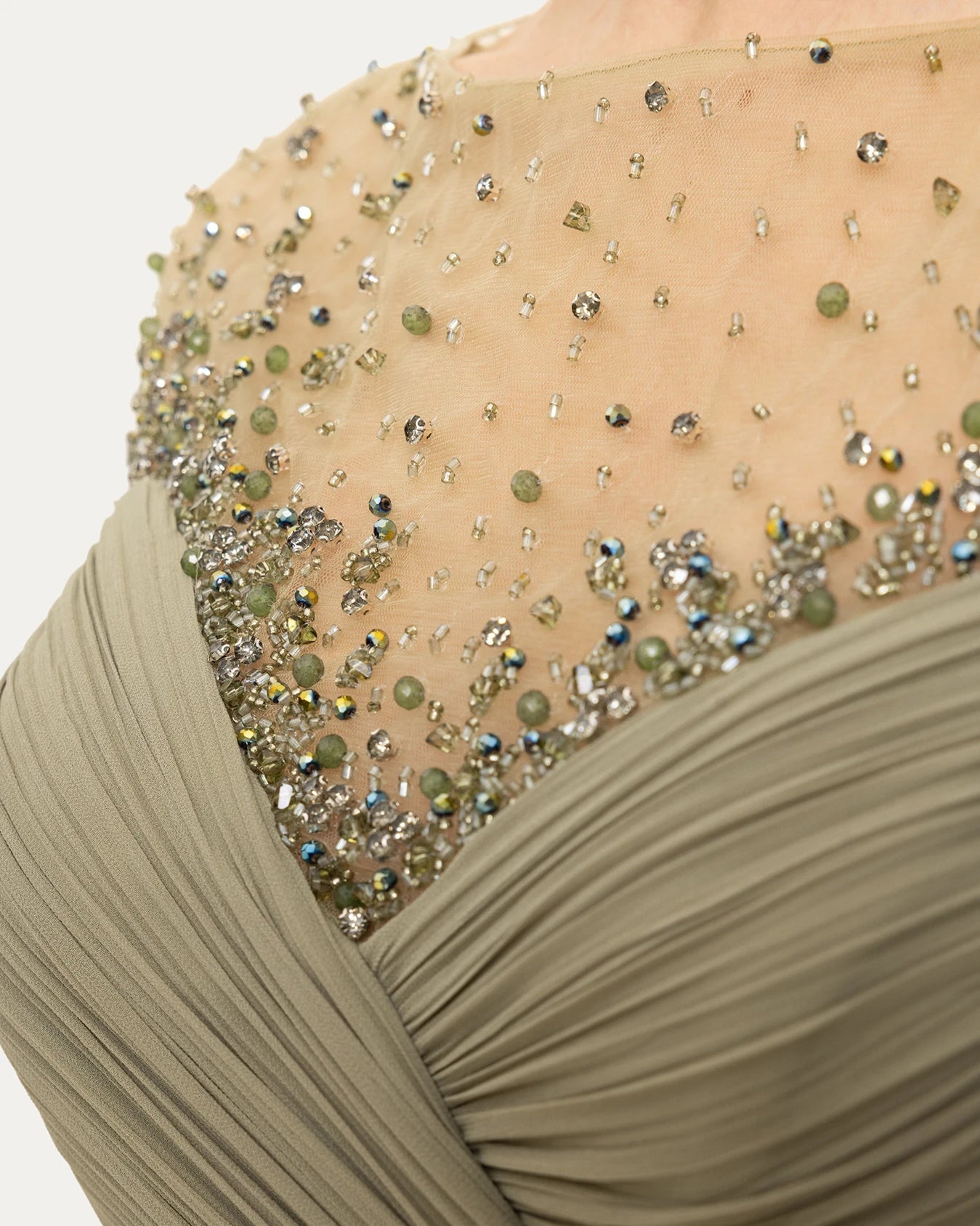 26039-Üstü  İşlemeli, Yırtmaçlı Uzun Abiye Elbise