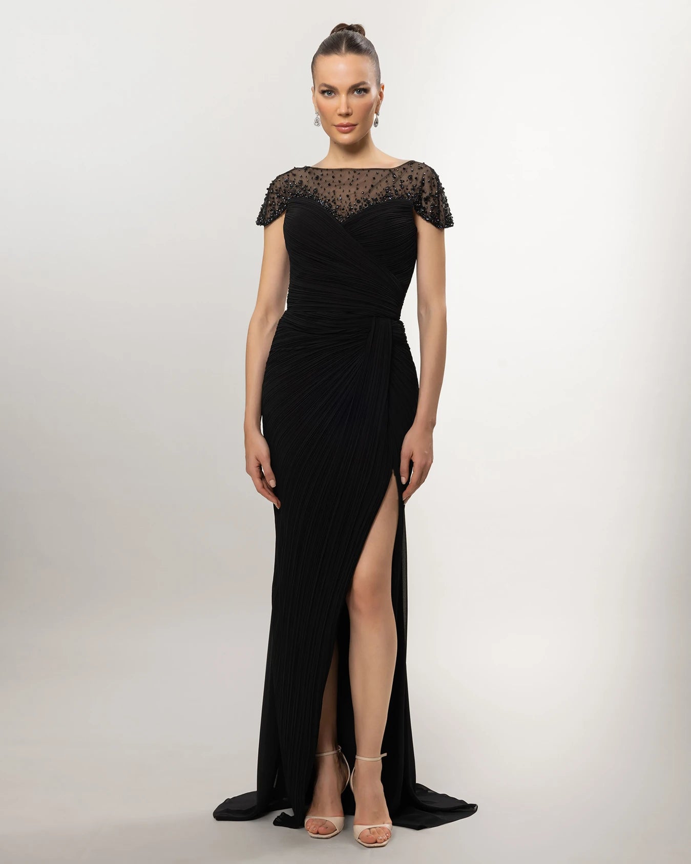 26039-Üstü  İşlemeli, Yırtmaçlı Uzun Abiye Elbise