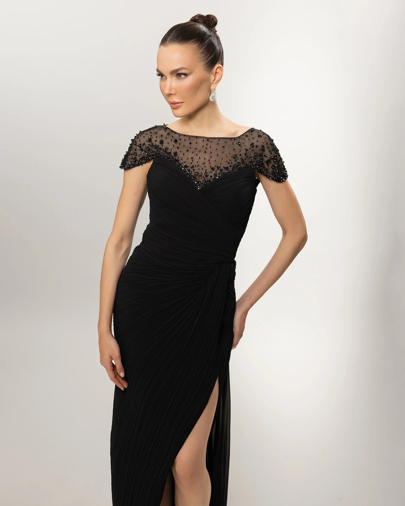 26039-Üstü  İşlemeli, Yırtmaçlı Uzun Abiye Elbise