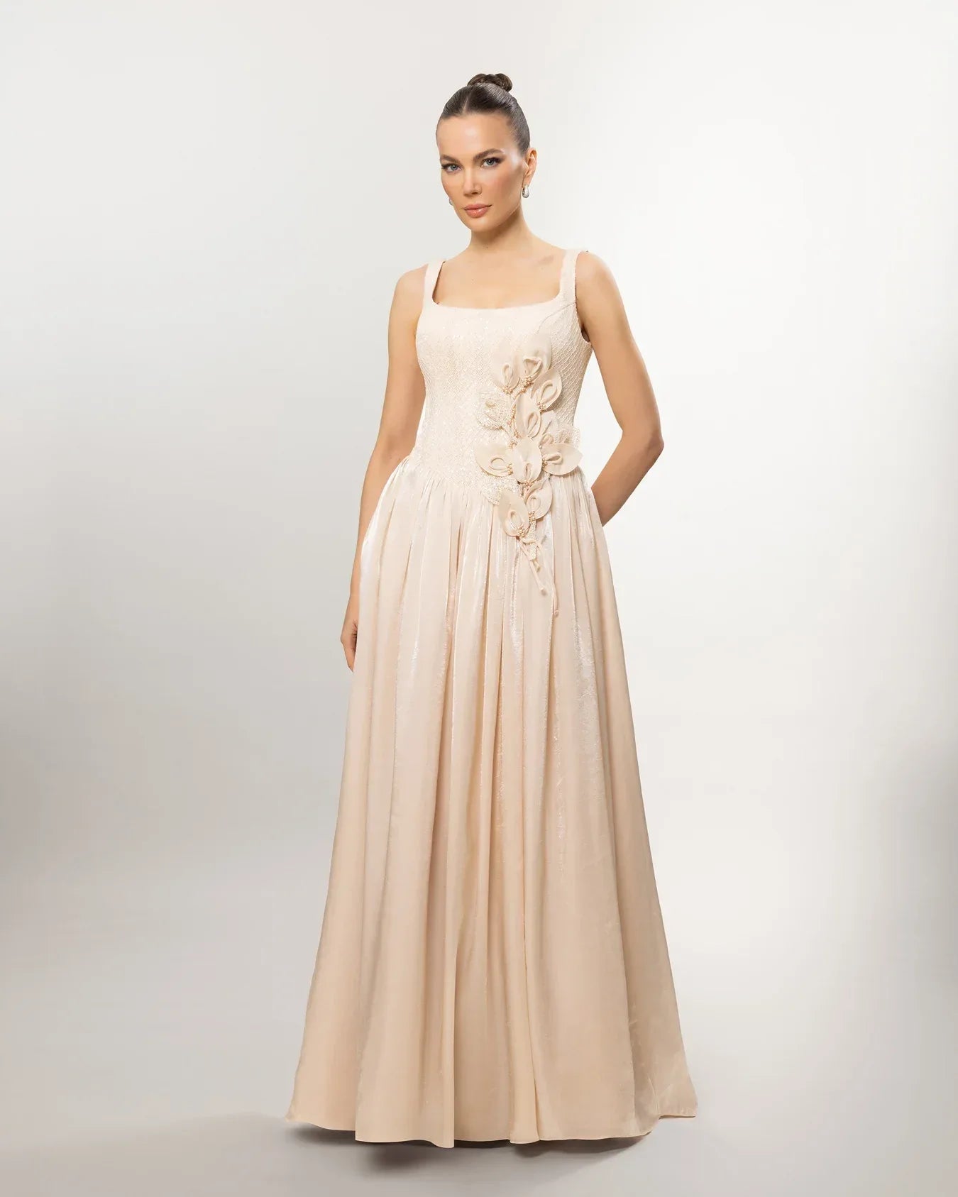 26086-Askılı Çiçek Detaylı Kloş Uzun Abiye Elbise - Kenzel