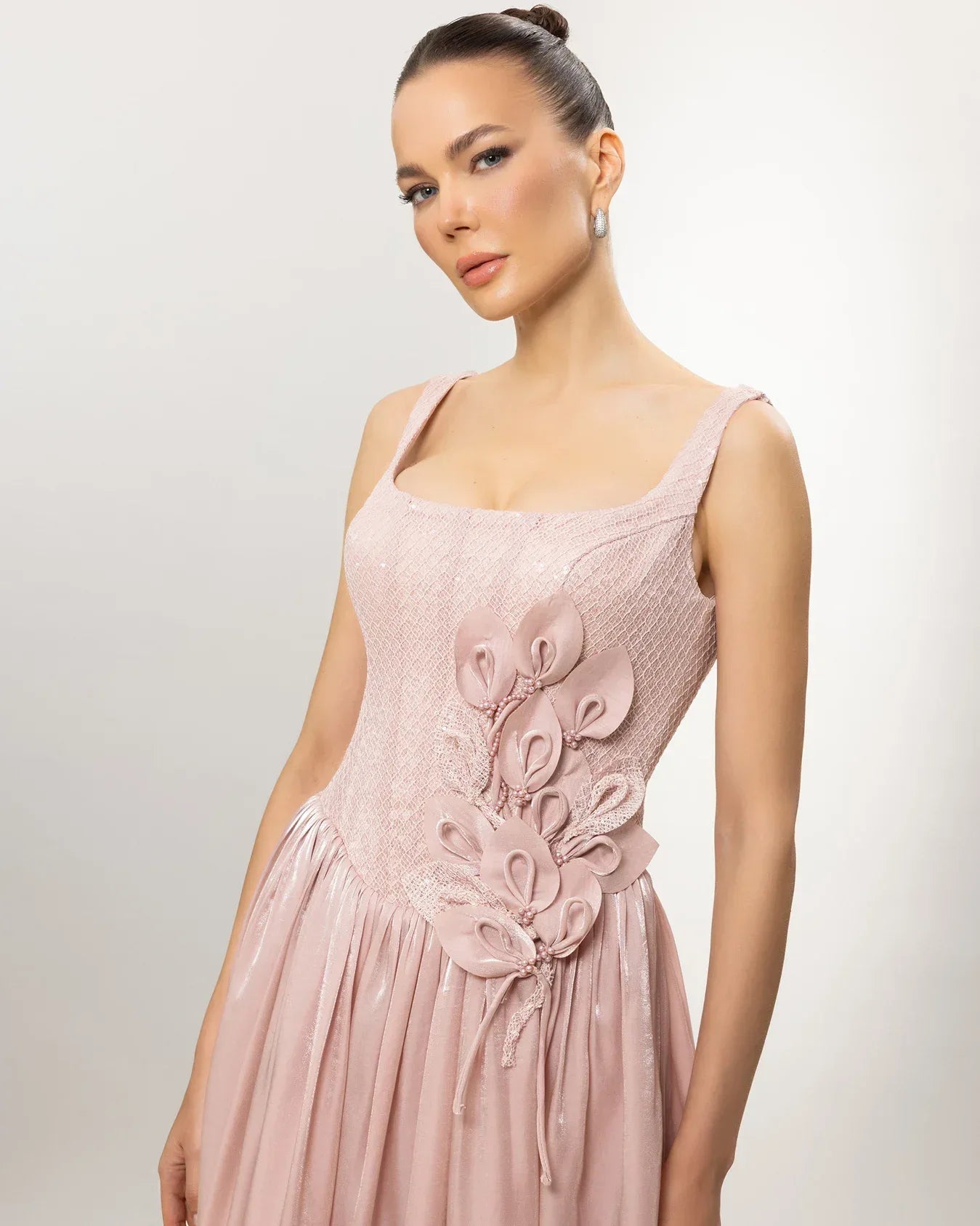 26086-Askılı Çiçek Detaylı Kloş Uzun Abiye Elbise - Kenzel