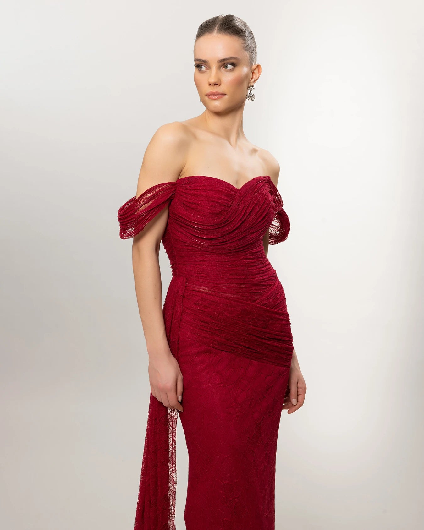 26100-Düşük Omuz Drape Detaylı Dantel Balık Abiye Elbise