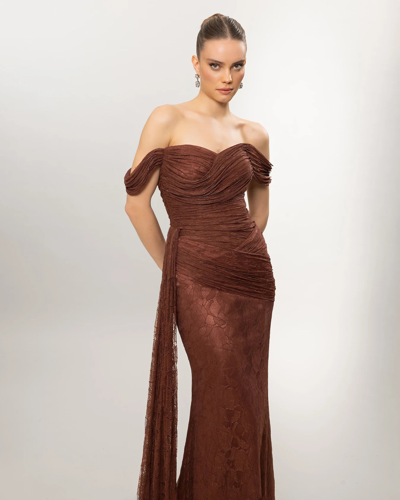 26100-Düşük Omuz Drape Detaylı Dantel Balık Abiye Elbise