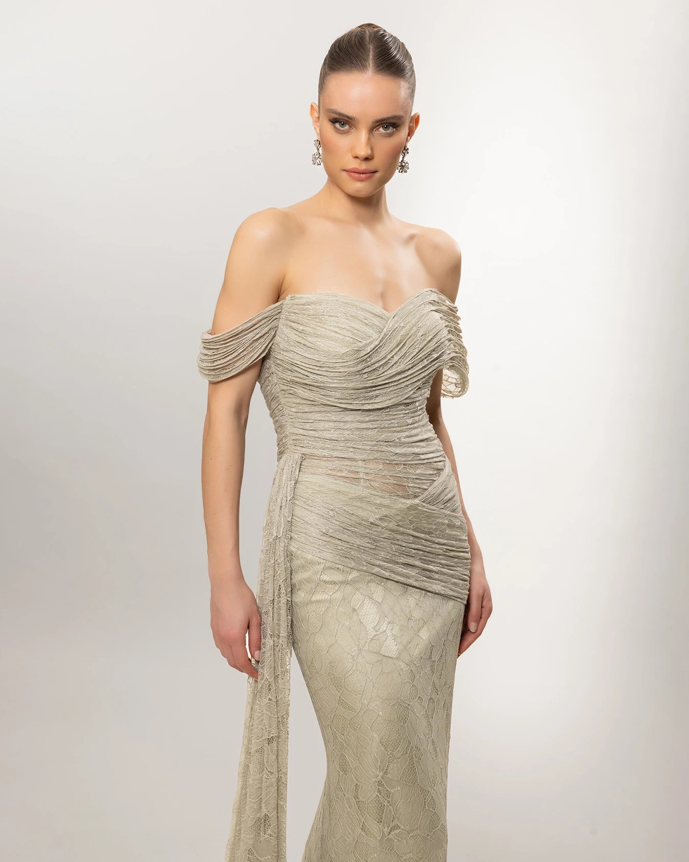 26100-Düşük Omuz Drape Detaylı Dantel Balık Abiye Elbise