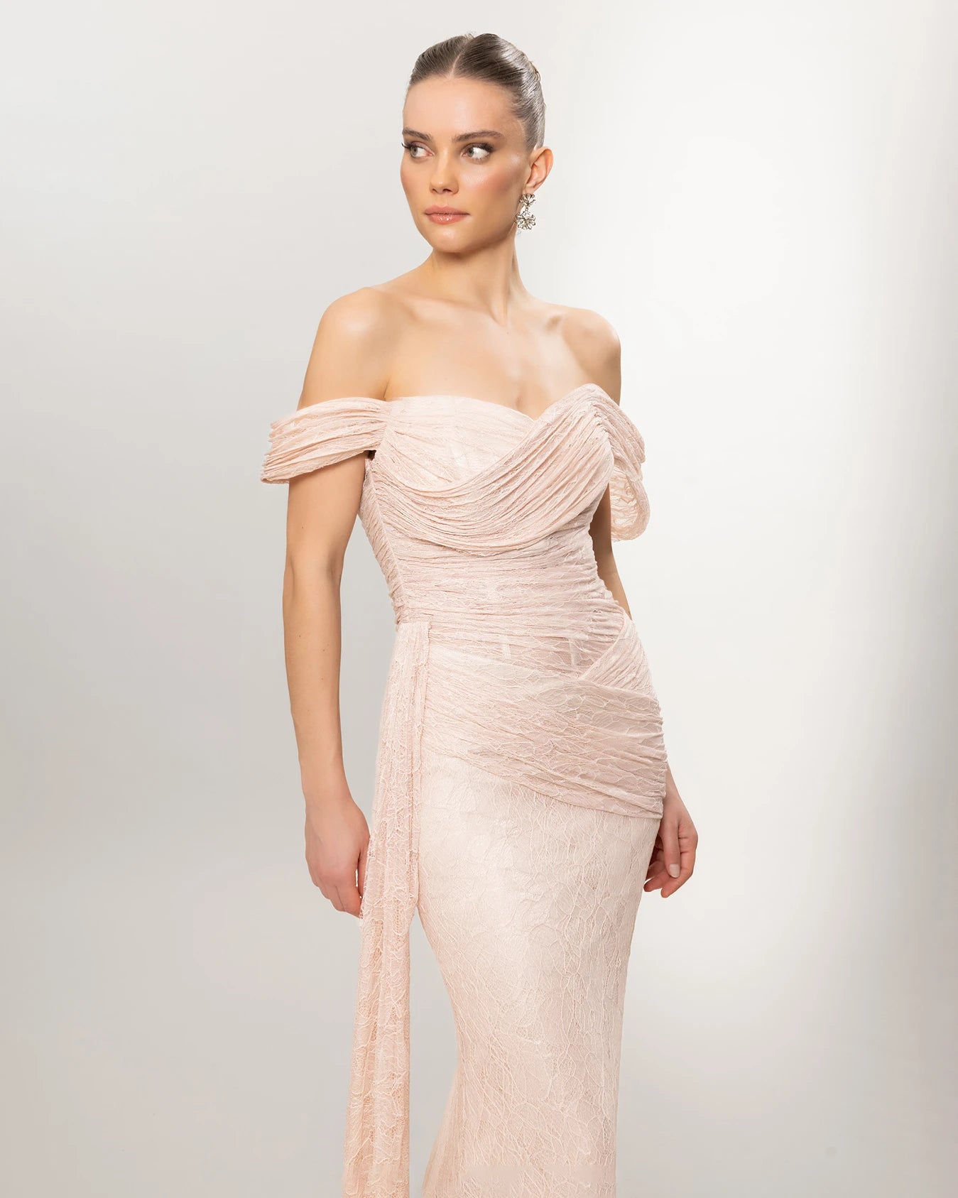 26100-Düşük Omuz Drape Detaylı Dantel Balık Abiye Elbise