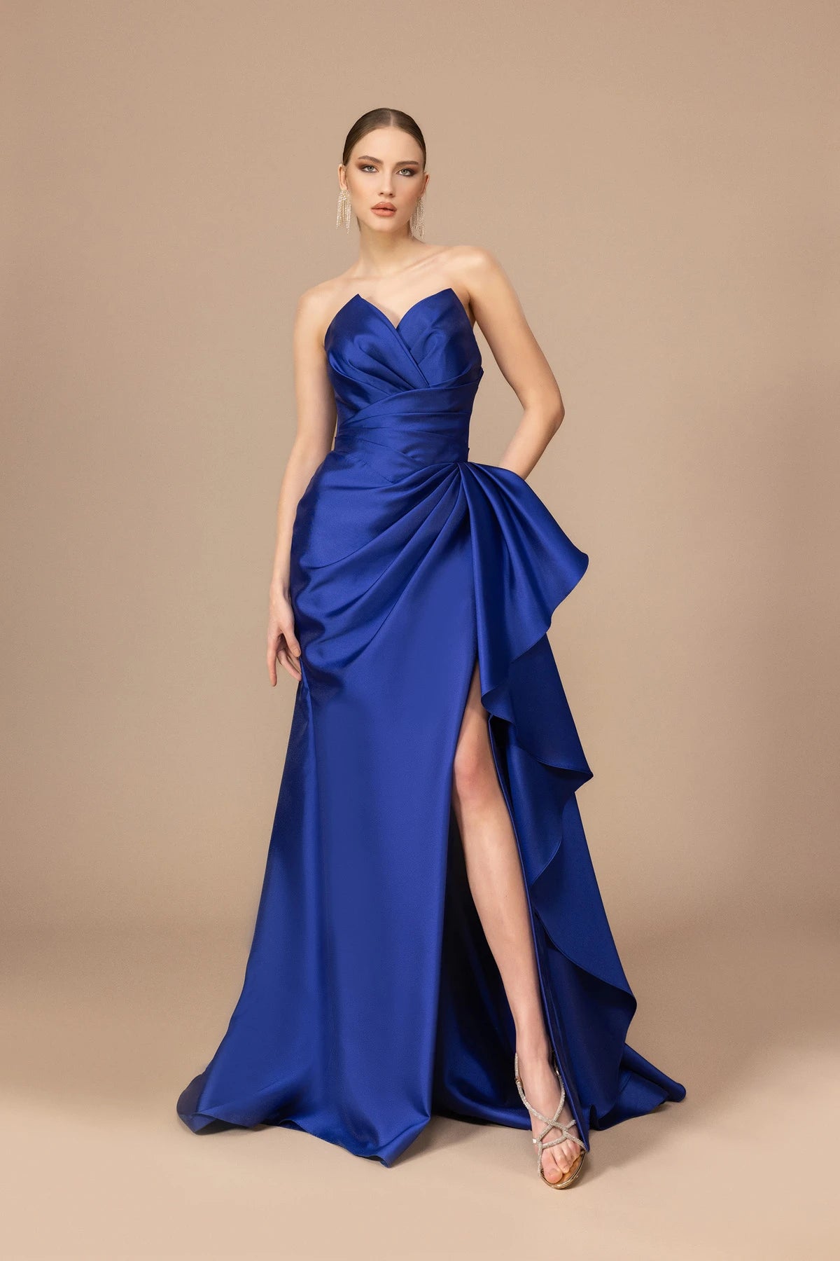 7004-Yırtmaçlı Straplez Yaka Uzun Elbise