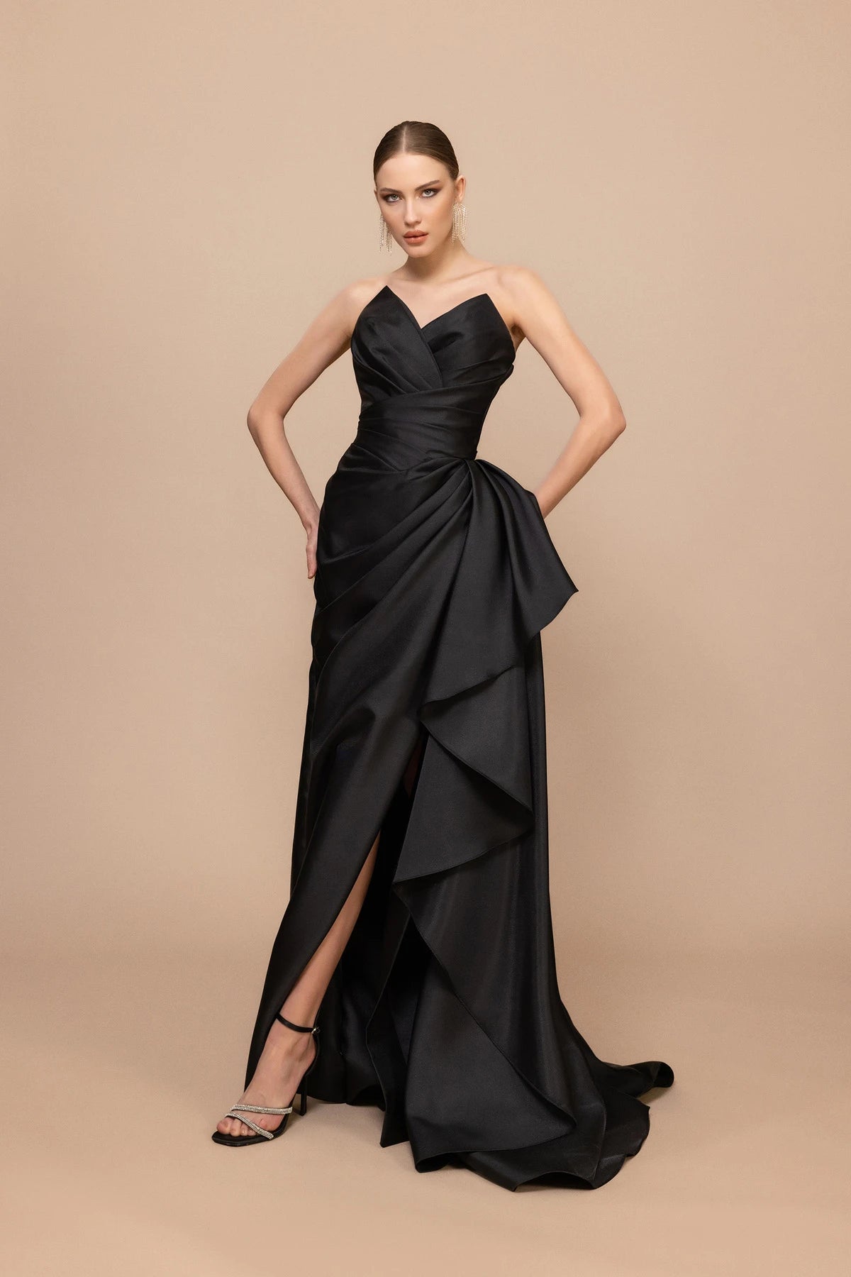 7004-Yırtmaçlı Straplez Yaka Uzun Elbise