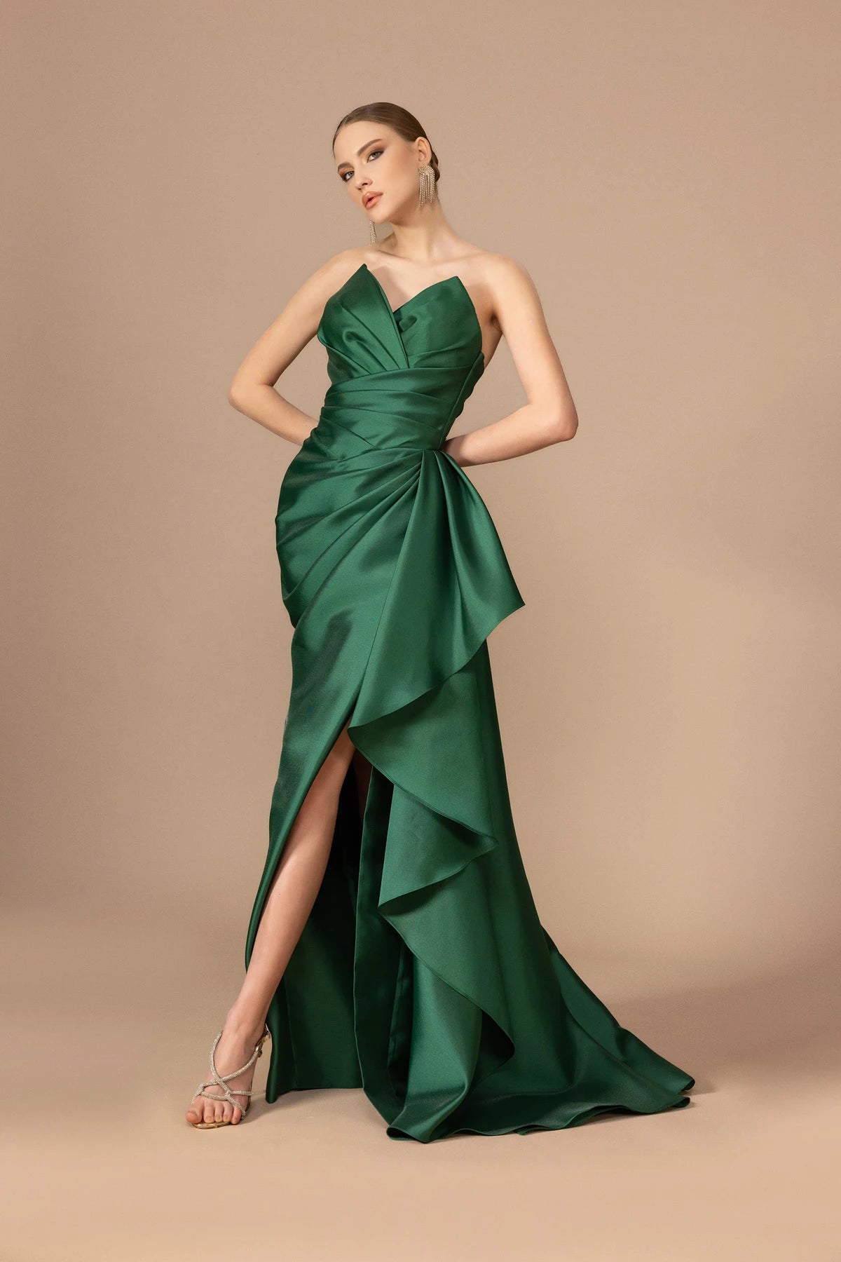 7004-Yırtmaçlı Straplez Yaka Uzun Elbise