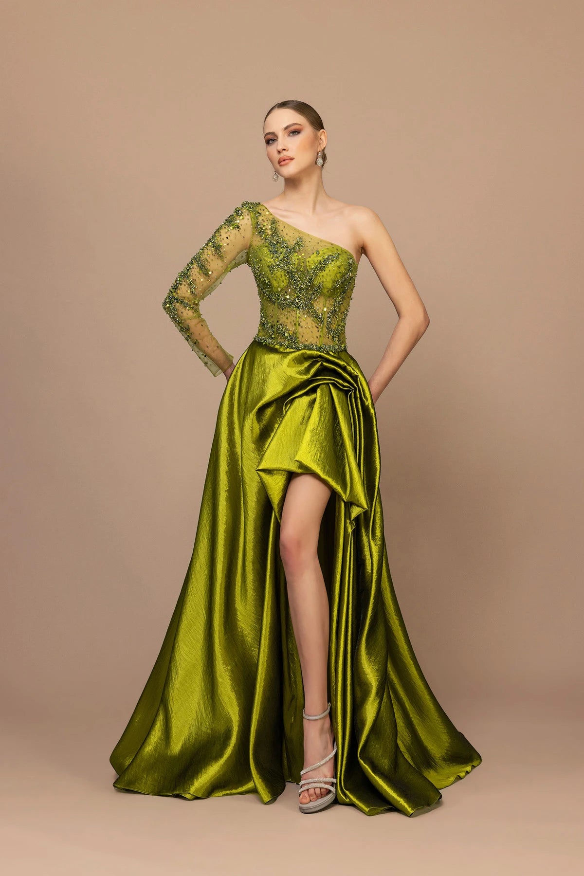 7007-Tek Kol Yırtmaçlı Uzun Abiye Elbise