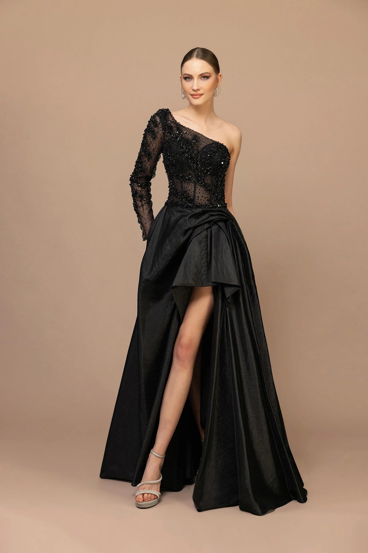 7007-Tek Kol Yırtmaçlı Uzun Abiye Elbise