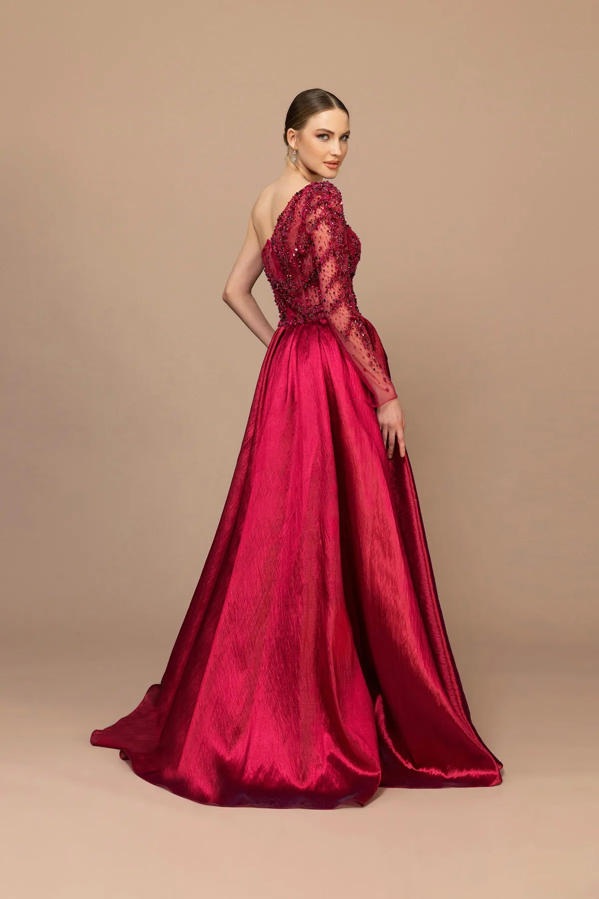 7007-Tek Kol Yırtmaçlı Uzun Abiye Elbise