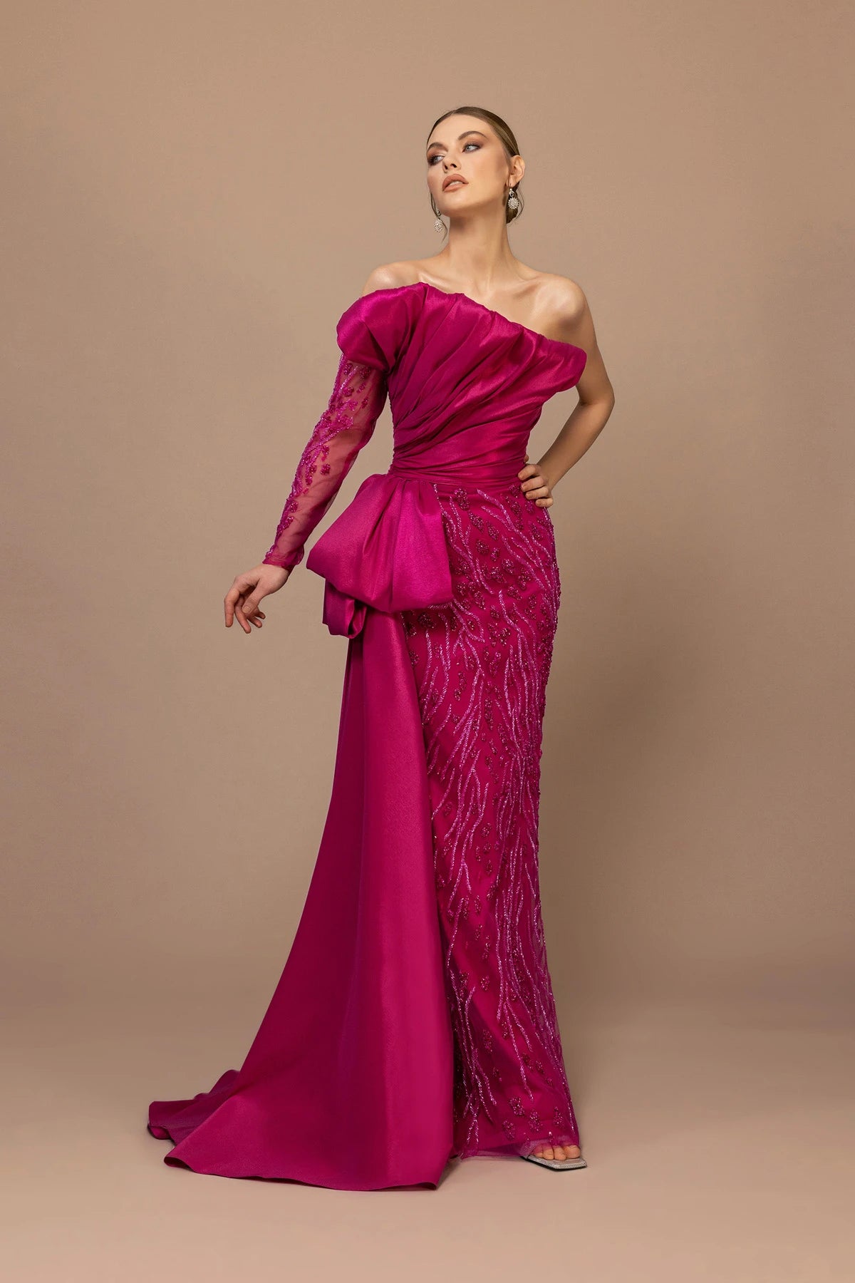 7009-Tek Kol Transparan Detaylı Uzun Elbise