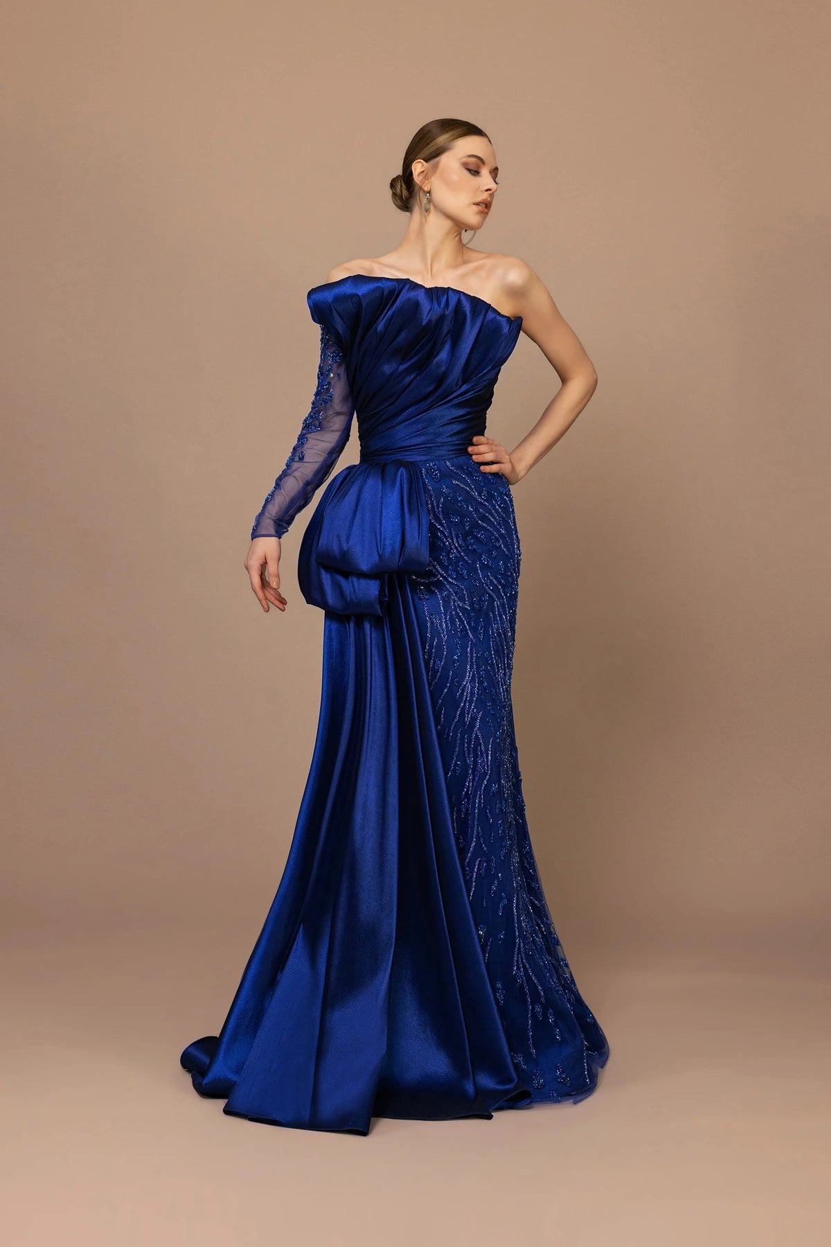 7009-Tek Kol Transparan Detaylı Uzun Elbise