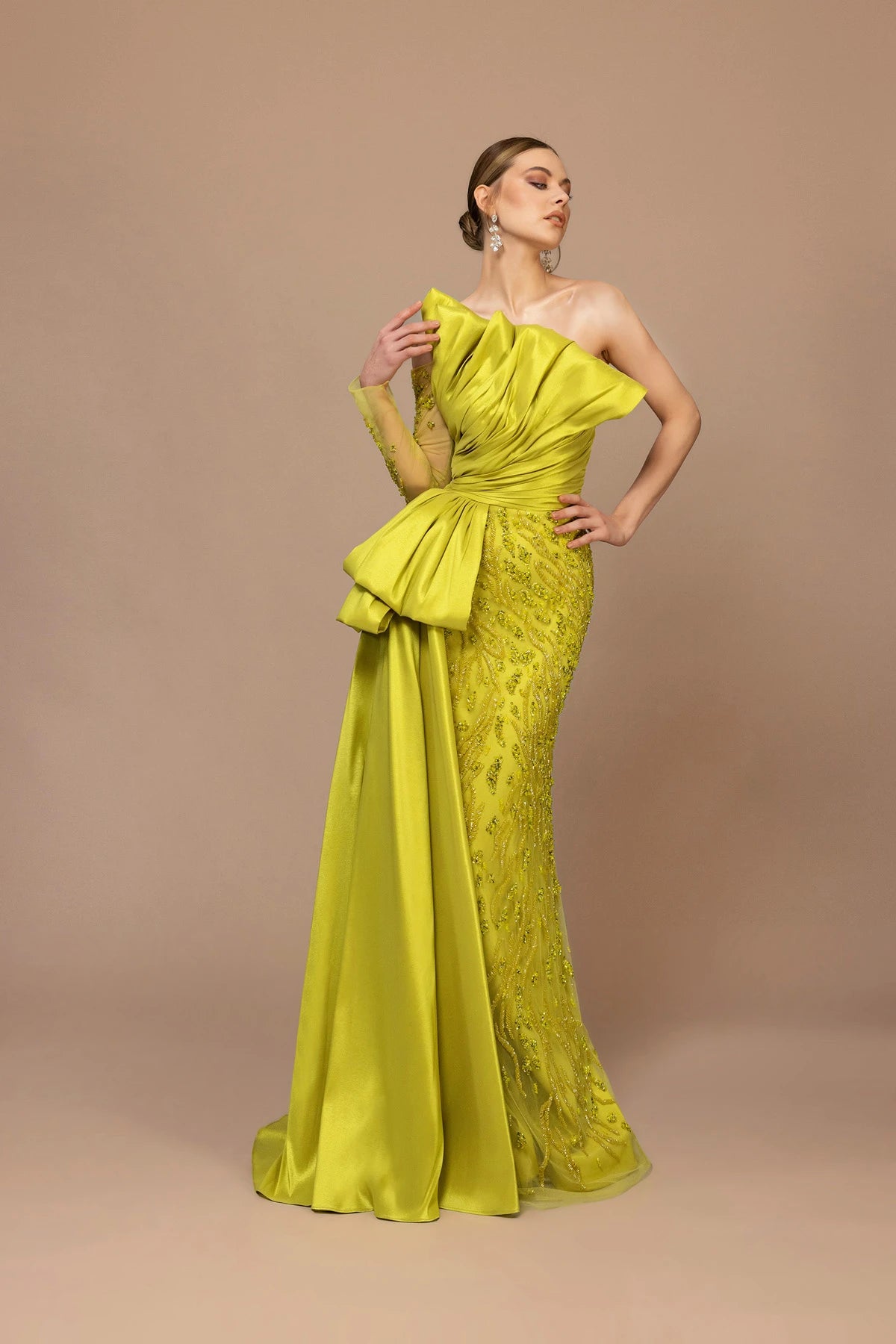 7009-Tek Kol Transparan Detaylı Uzun Elbise