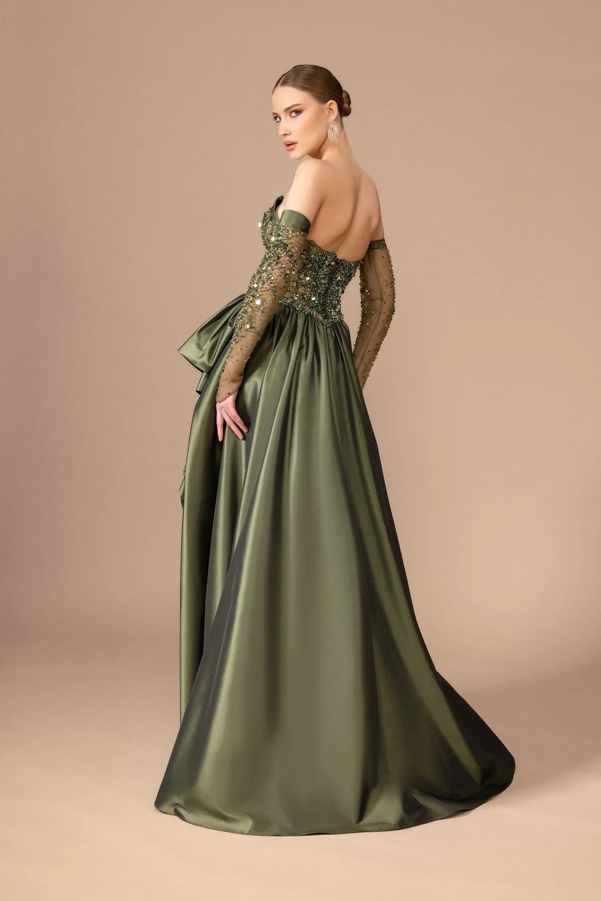 7010-İşleme Detaylı Transparan Kollu Straplez Uzun Elbise