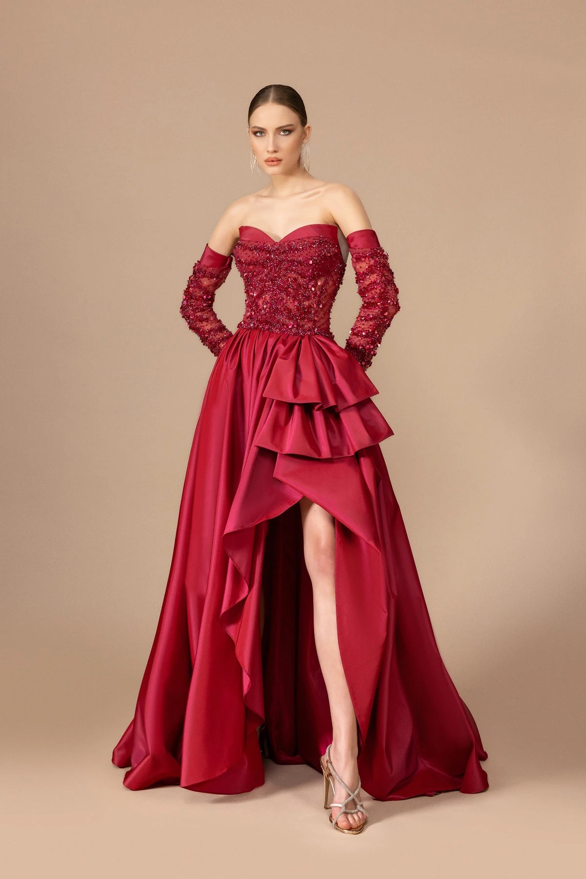 7010-İşleme Detaylı Transparan Kollu Straplez Uzun Elbise