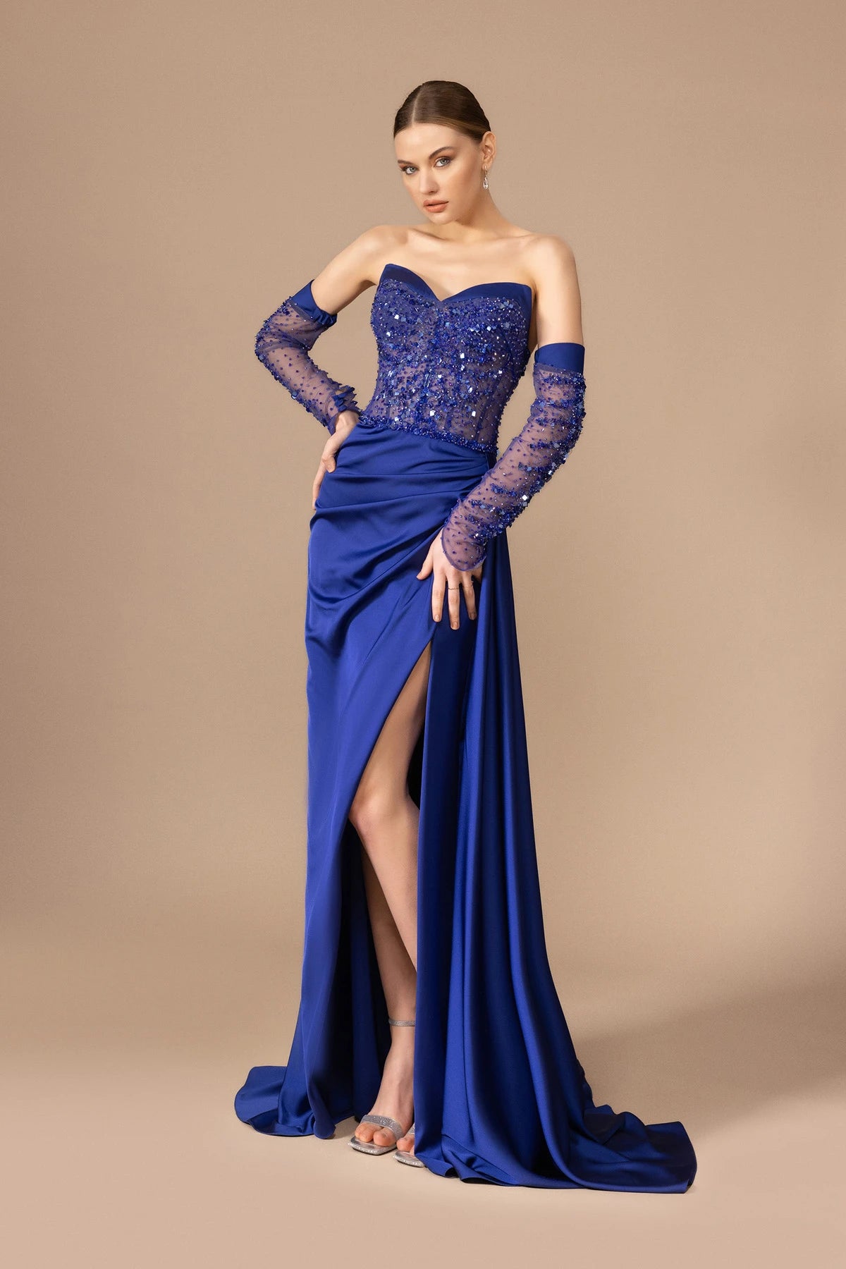 7014-İşleme Detaylı Transparan Kol Straplez Uzun Elbise