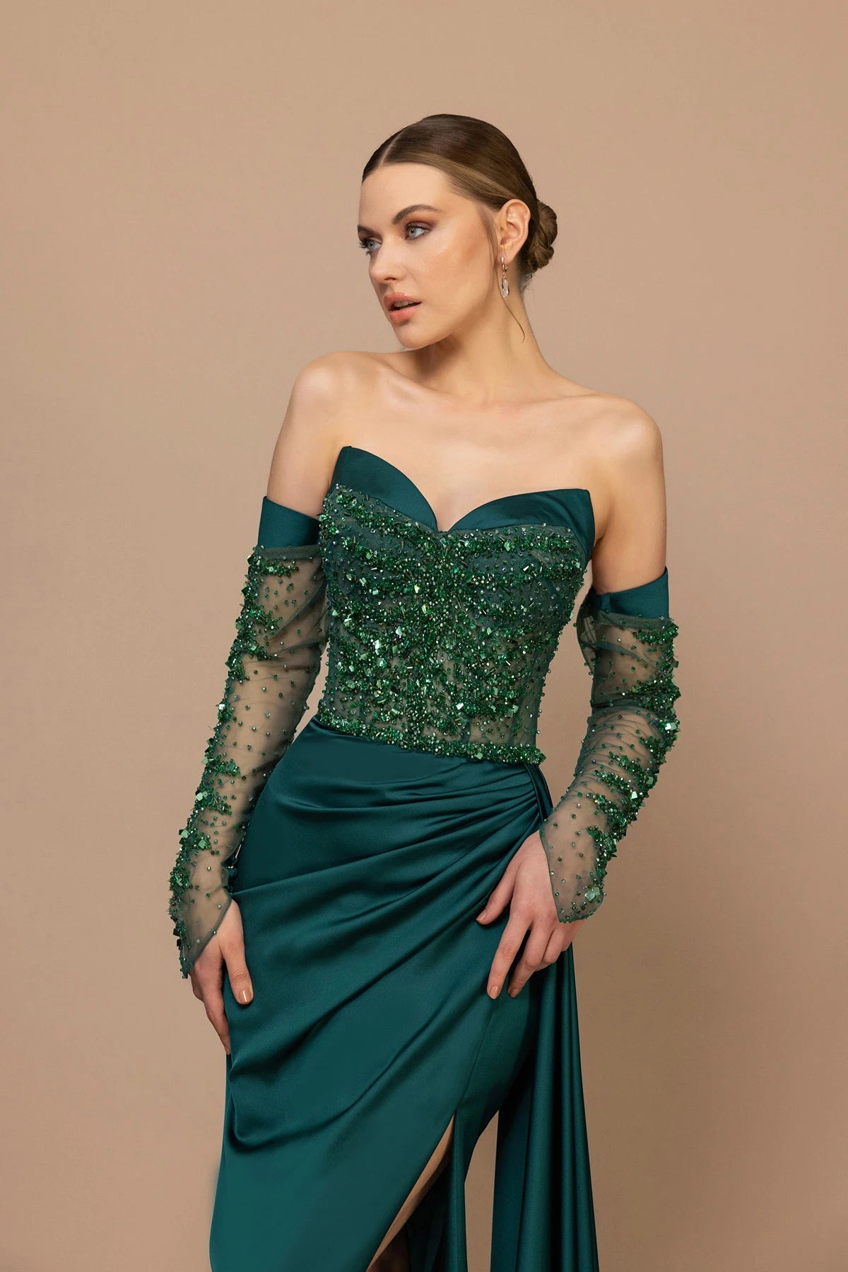 7014-İşleme Detaylı Transparan Kol Straplez Uzun Elbise