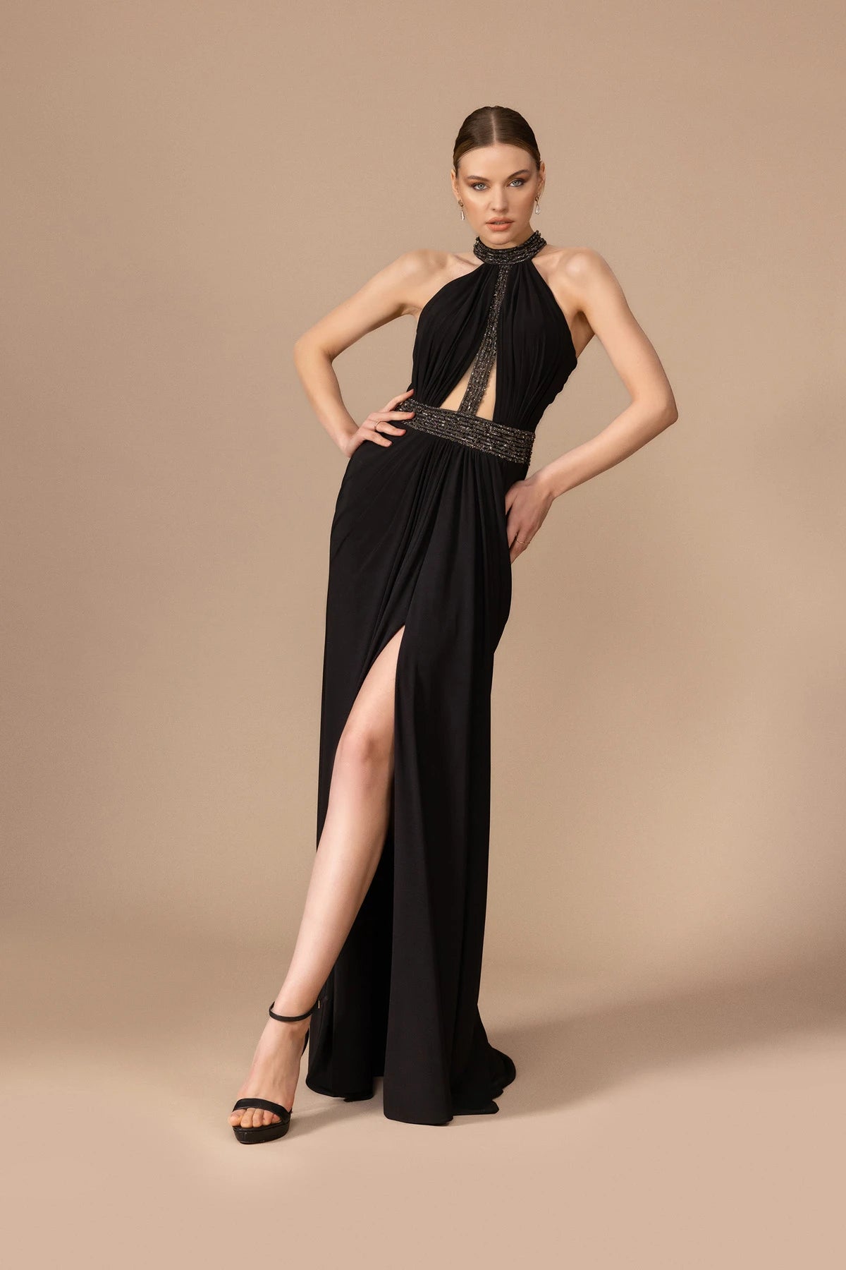 7016-Dekolteli Yırtmaçlı Uzun Elbise