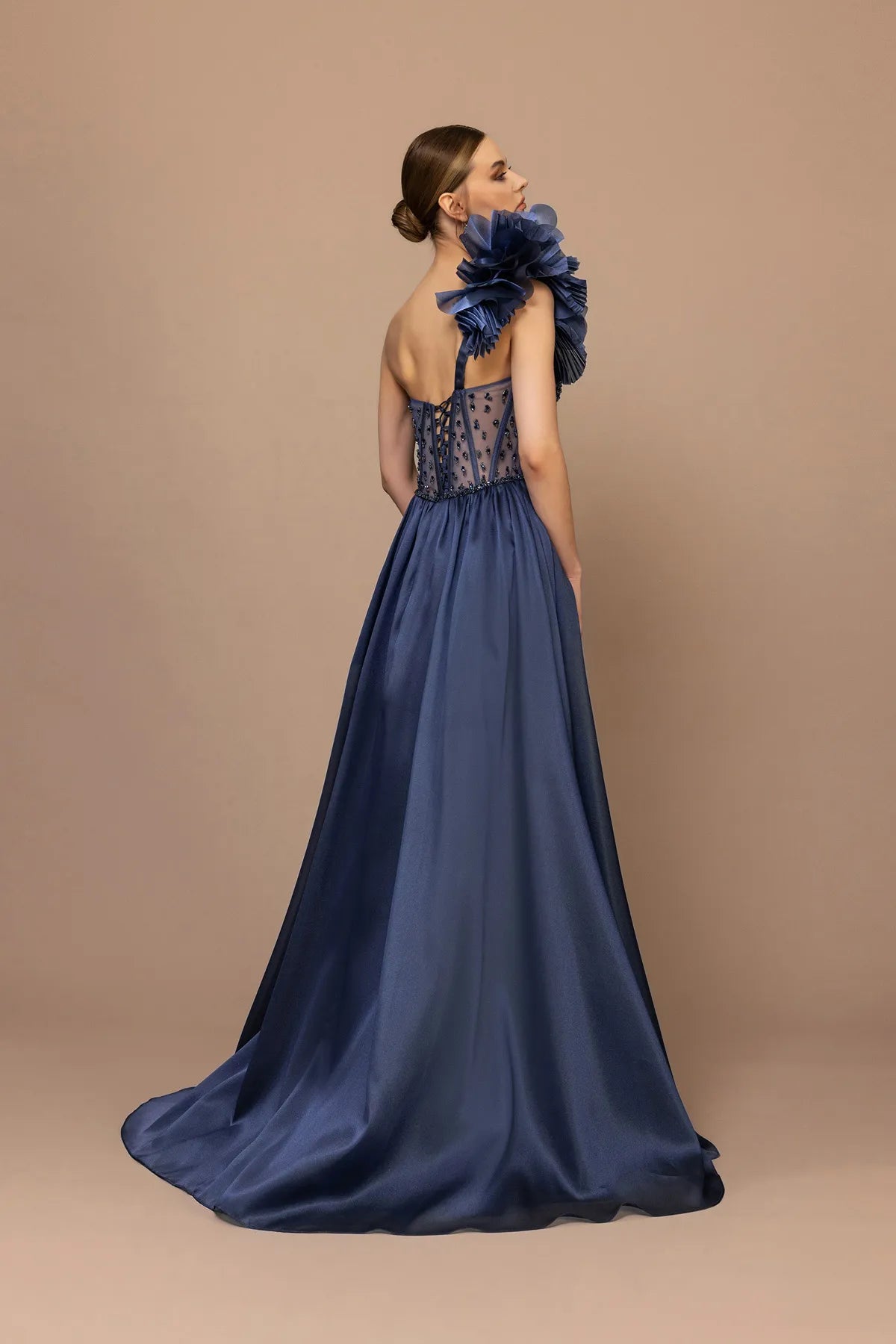 7024-Plise Garnili Omuz Çiçeği Detaylı İşlemeli Uzun Elbise