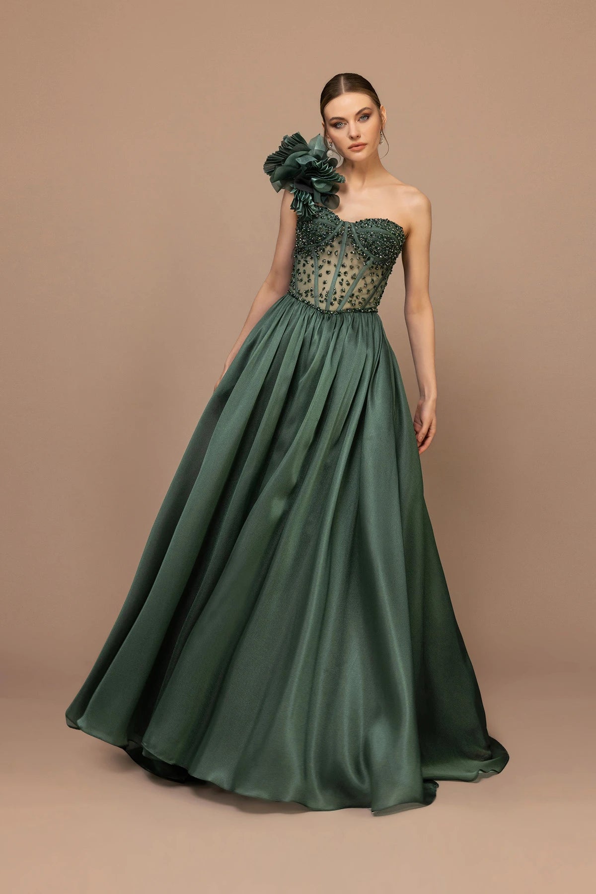 7024-Plise Garnili Omuz Çiçeği Detaylı İşlemeli Uzun Elbise