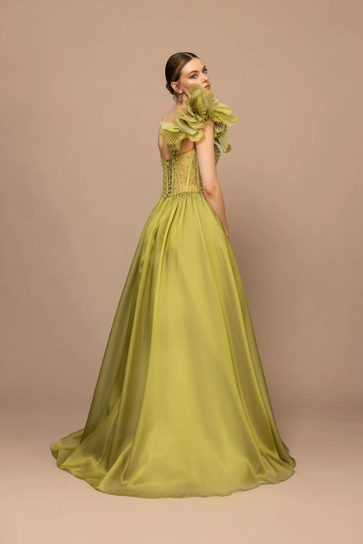 7024-Plise Garnili Omuz Çiçeği Detaylı İşlemeli Uzun Elbise