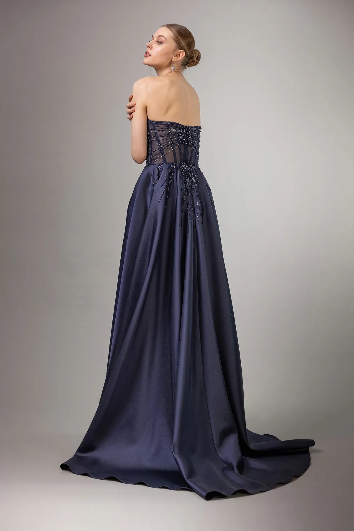 7029-İşleme Detaylı Straplez Önü Kısa Arkası Uzun Elbise