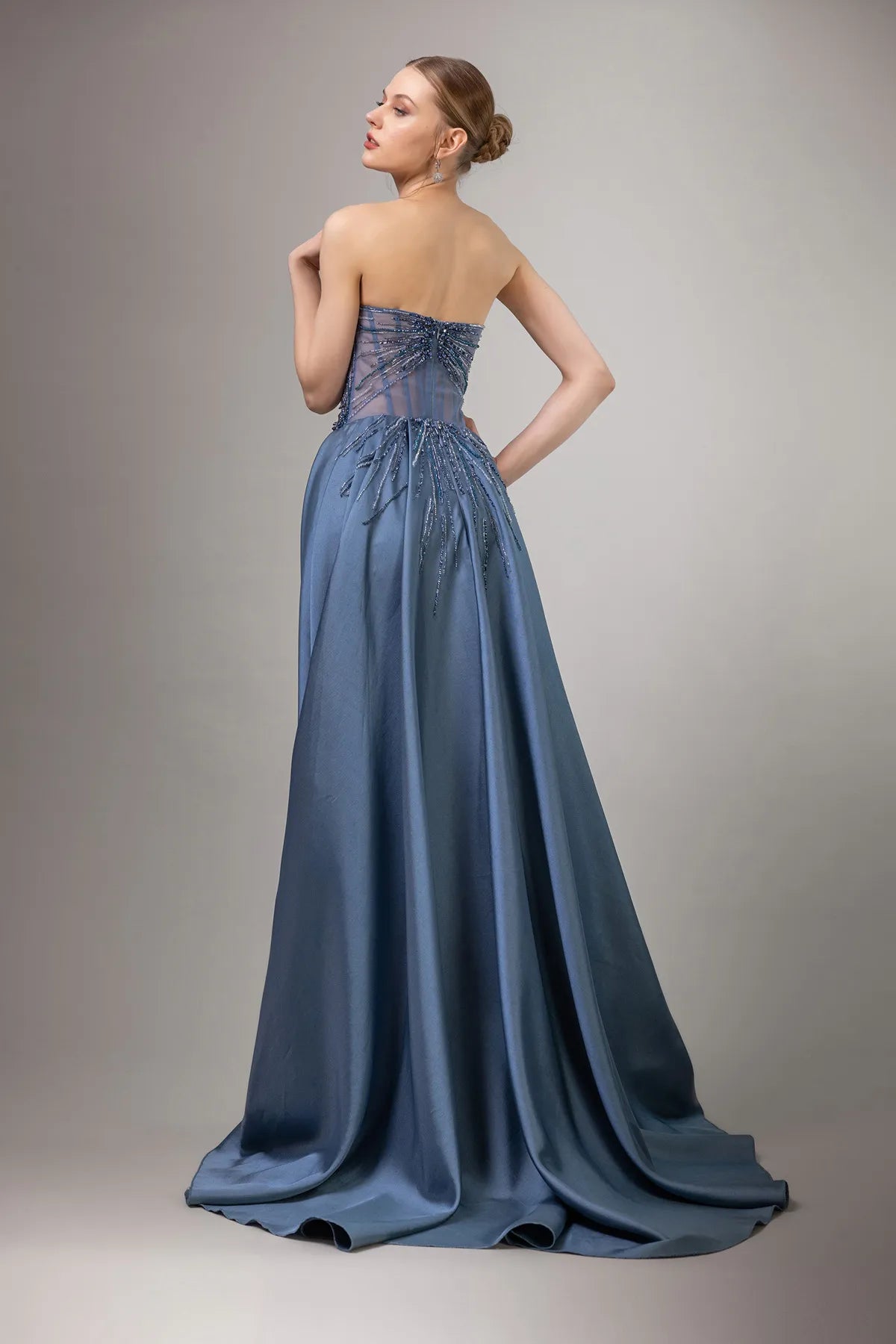 7029-İşleme Detaylı Straplez Önü Kısa Arkası Uzun Elbise