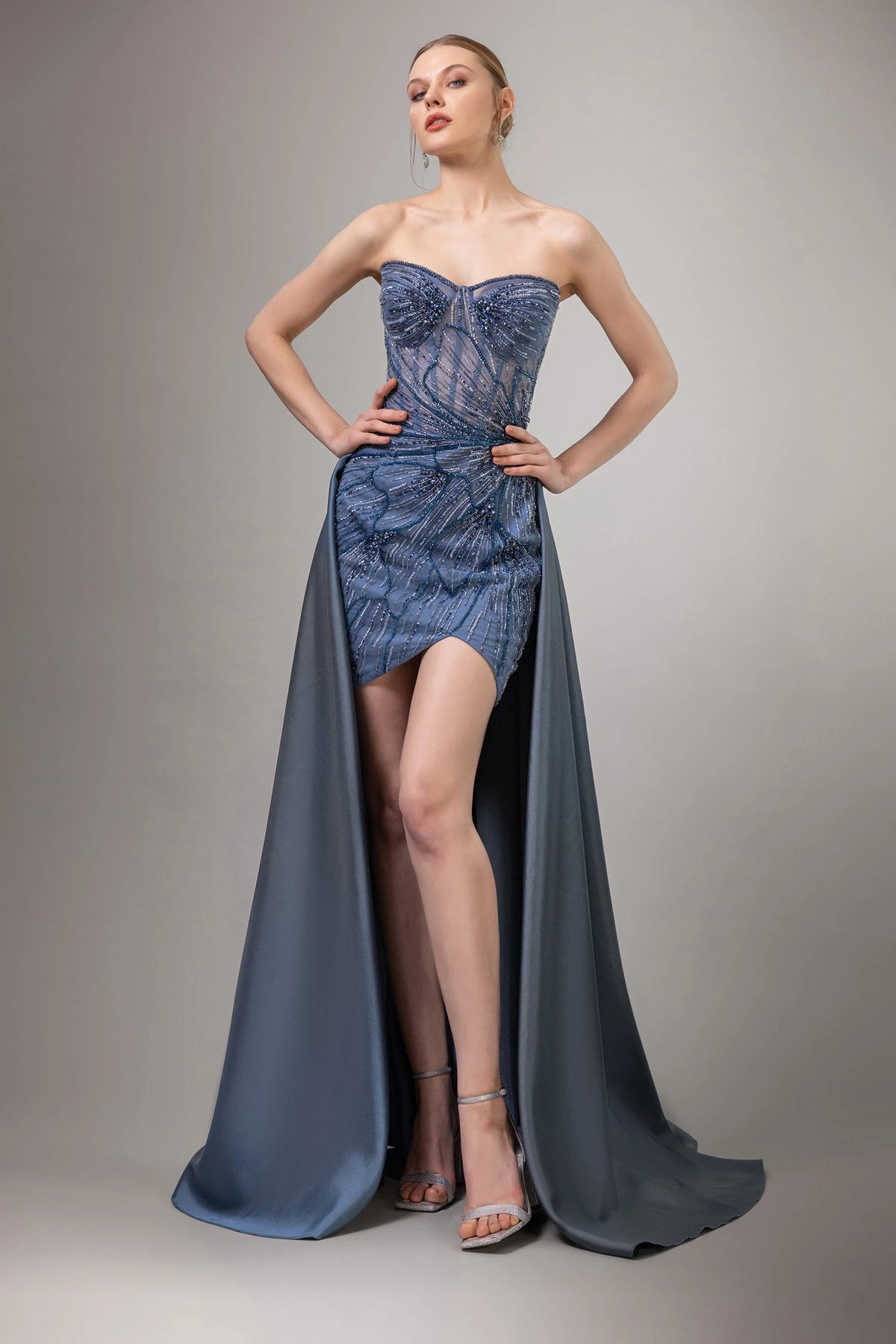 7029-İşleme Detaylı Straplez Önü Kısa Arkası Uzun Elbise