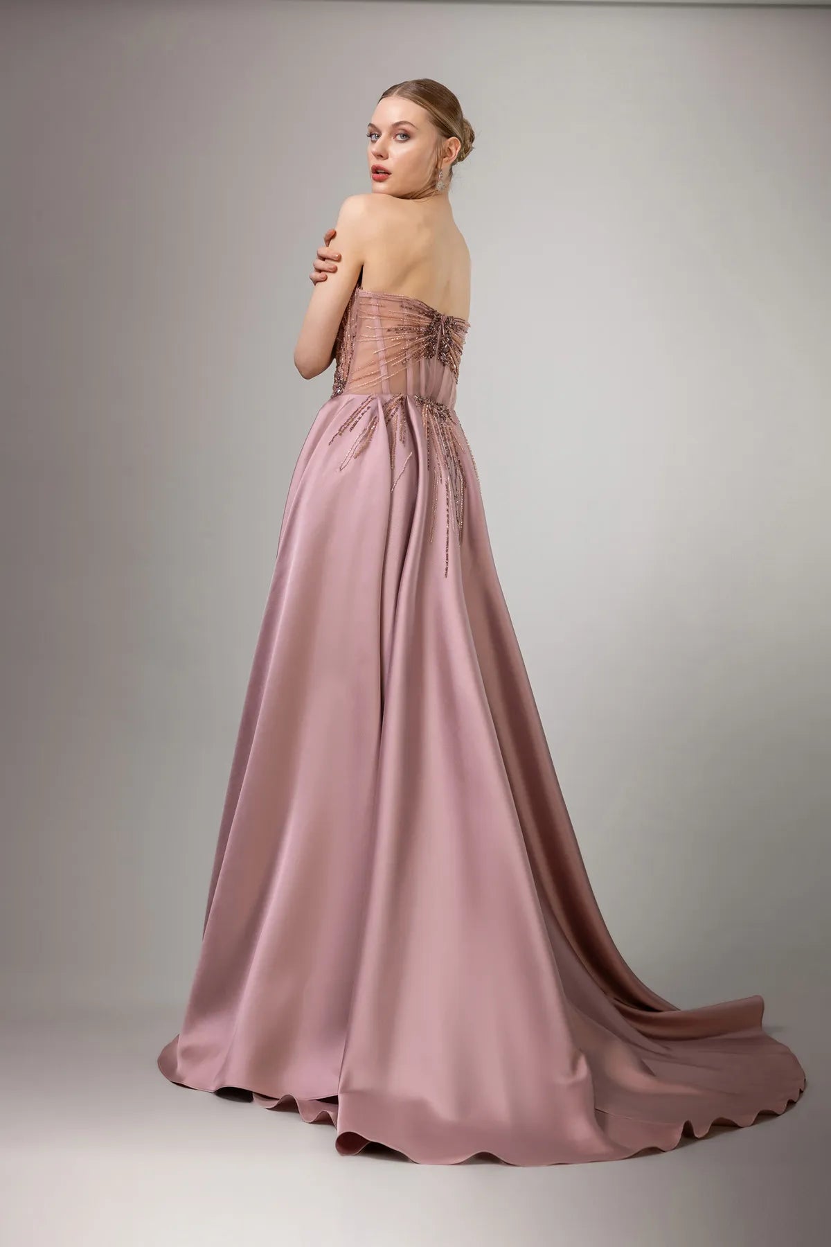 7029-İşleme Detaylı Straplez Önü Kısa Arkası Uzun Elbise