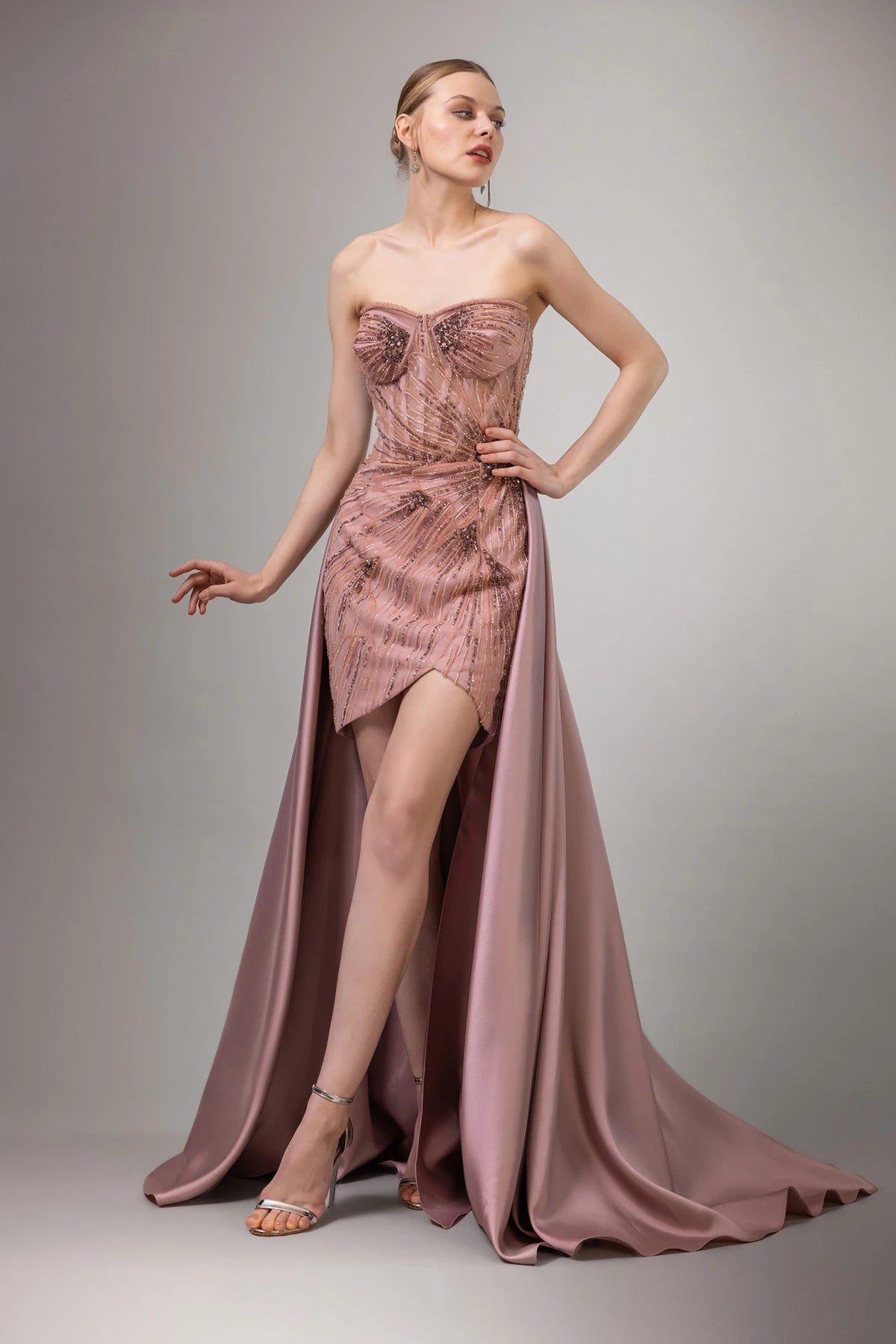 7029-İşleme Detaylı Straplez Önü Kısa Arkası Uzun Elbise