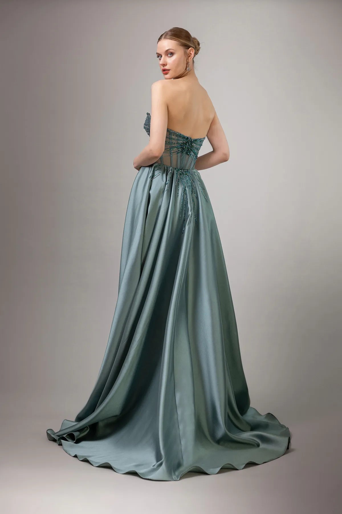 7029-İşleme Detaylı Straplez Önü Kısa Arkası Uzun Elbise