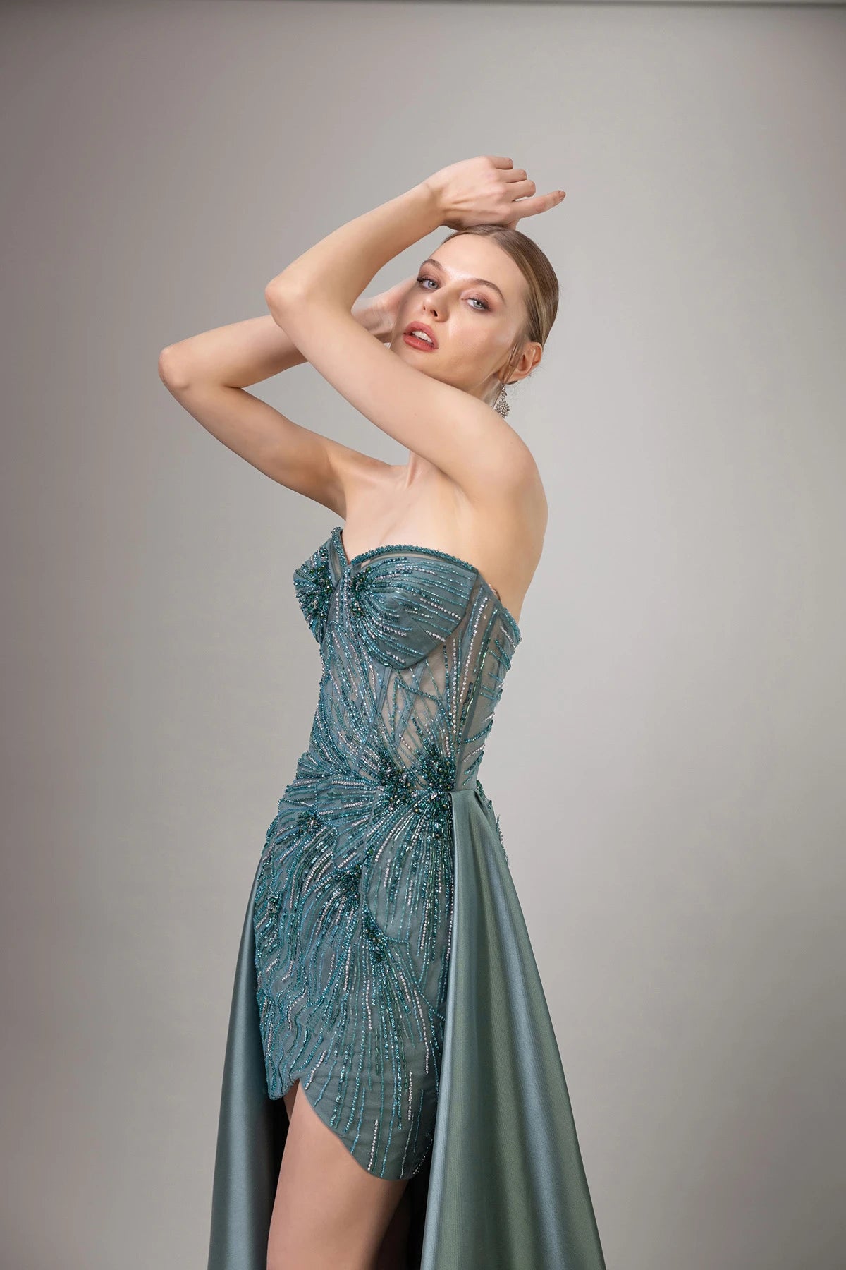 7029-İşleme Detaylı Straplez Önü Kısa Arkası Uzun Elbise