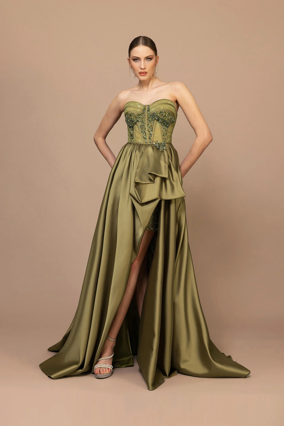 7034-İşleme Detaylı Straplez Yırtmaçlı Uzun Elbise