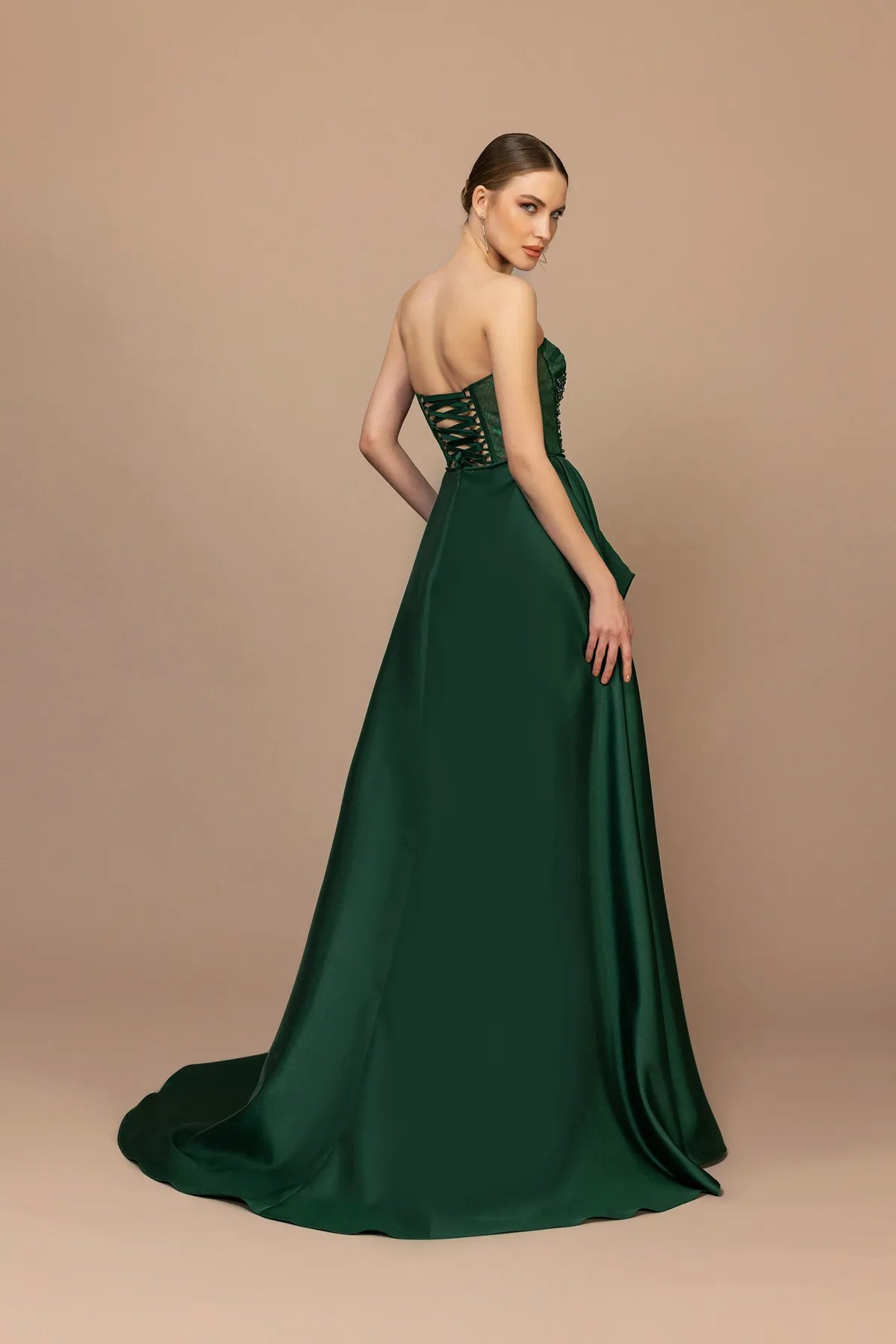 7034-İşleme Detaylı Straplez Yırtmaçlı Uzun Elbise