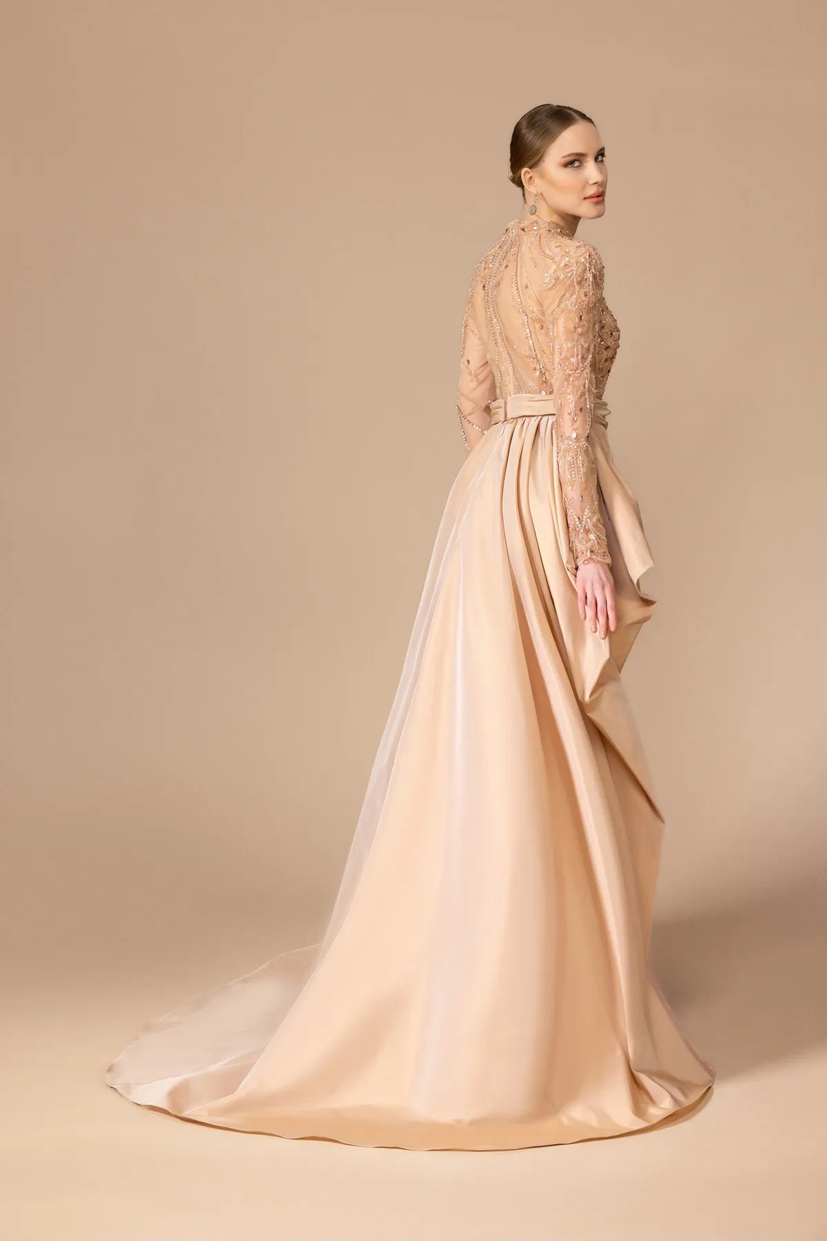 7037-İşlemeli Önü Kısa Arkası Uzun Elbise